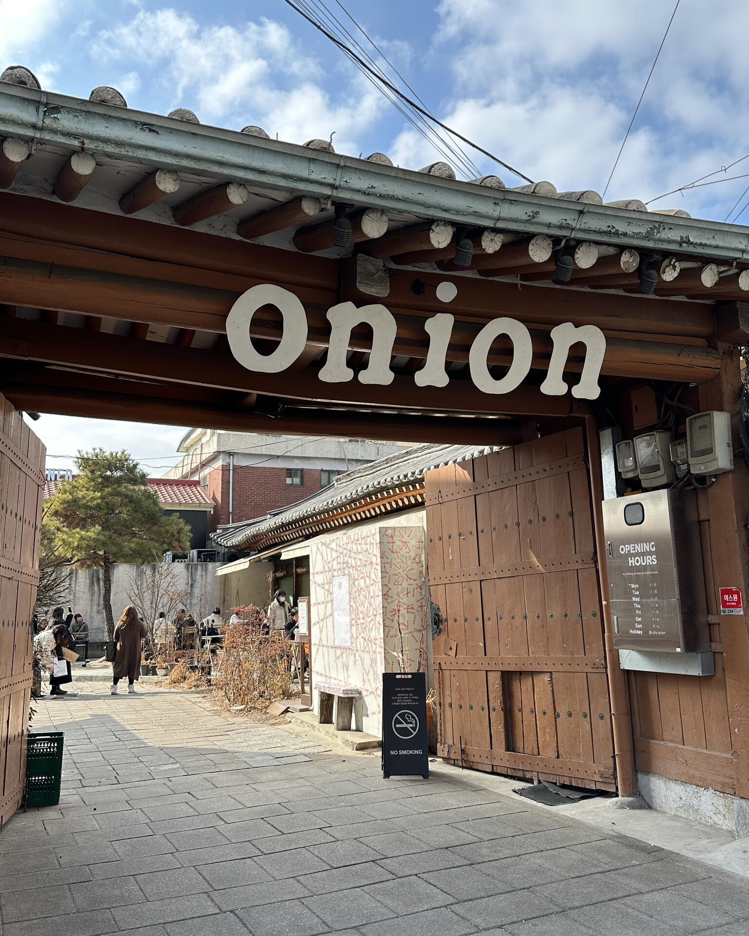 
                        ????首爾安國排隊韓屋咖啡廳｜Cafe Onion??首爾鐘路區?? ??? ??? 5 ?? ?????地鐵3號線安國站3號出口69m??? 3?? ??? 3? ???? 69m??一-五am7-pm10/六日am9-pm10pm9:30 last order???? ?? Cafe Latte ?5,500????? ?5,500剛好去北村的路上瞥到一眼，馬上決定下午的行程來這里坐一下。如果不坐室內就不用排隊，可以直接占室外位子后進到里面夾面包點餐。看到每個人的盤子上都夾一個???，本來還在猶豫要拿什么，最后決定跟著大家一起拿哈哈哈，畢竟也只有在這里吃得到！因為有些人是外帶，有些是內用，結賬排隊隊伍要等一段時間，點完餐后也要等一段時間唱名拿餐盤。覺得這里環境>食物，環境跟建筑物很美，但是???就是一個上面有著很多糖粉的大面包，里面也沒有任何餡料=一個好吃的漂亮大面包。---#安國站 #首爾鐘路 #首爾鐘路美食 #cafeonion #首爾探店 #首爾甜點 #首爾咖啡廳 #韓國咖啡廳 #韓國旅行 #韓國景點 #首爾北村咖啡廳 #北村咖啡館