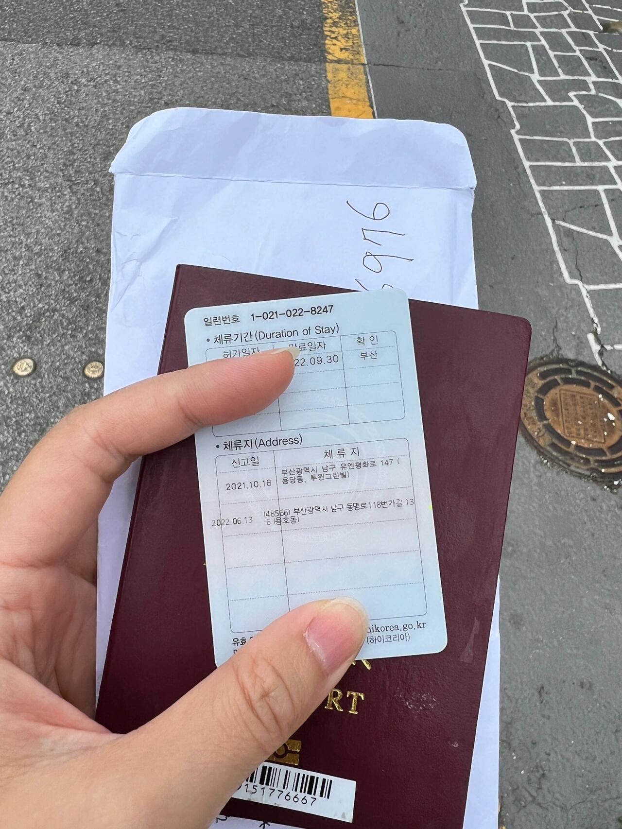 
                        登陸證更換地址#釜山留學 #韓國生活 #韓國攻略從宿舍搬到了??龍湖洞???，趁天氣好，把地址更換一下，居民中心會上報給出入境。需要攜帶資料??：護照+登陸證+租房合同。NAVER地址：???1???????。到了之后取號，叫號后工作人員會給你圖4??的單子，填好信息交給她，等她改好后可以了（其實就是給登陸證后面貼了一個地址）。在韓國，只要更換了居住地址，都需要去當?shù)氐木用裰行膱髠涓碌顷懽C后面的地址，不然你會收到一定金額的罰單。??????一定要在兩周內(nèi)去更換地址哦。