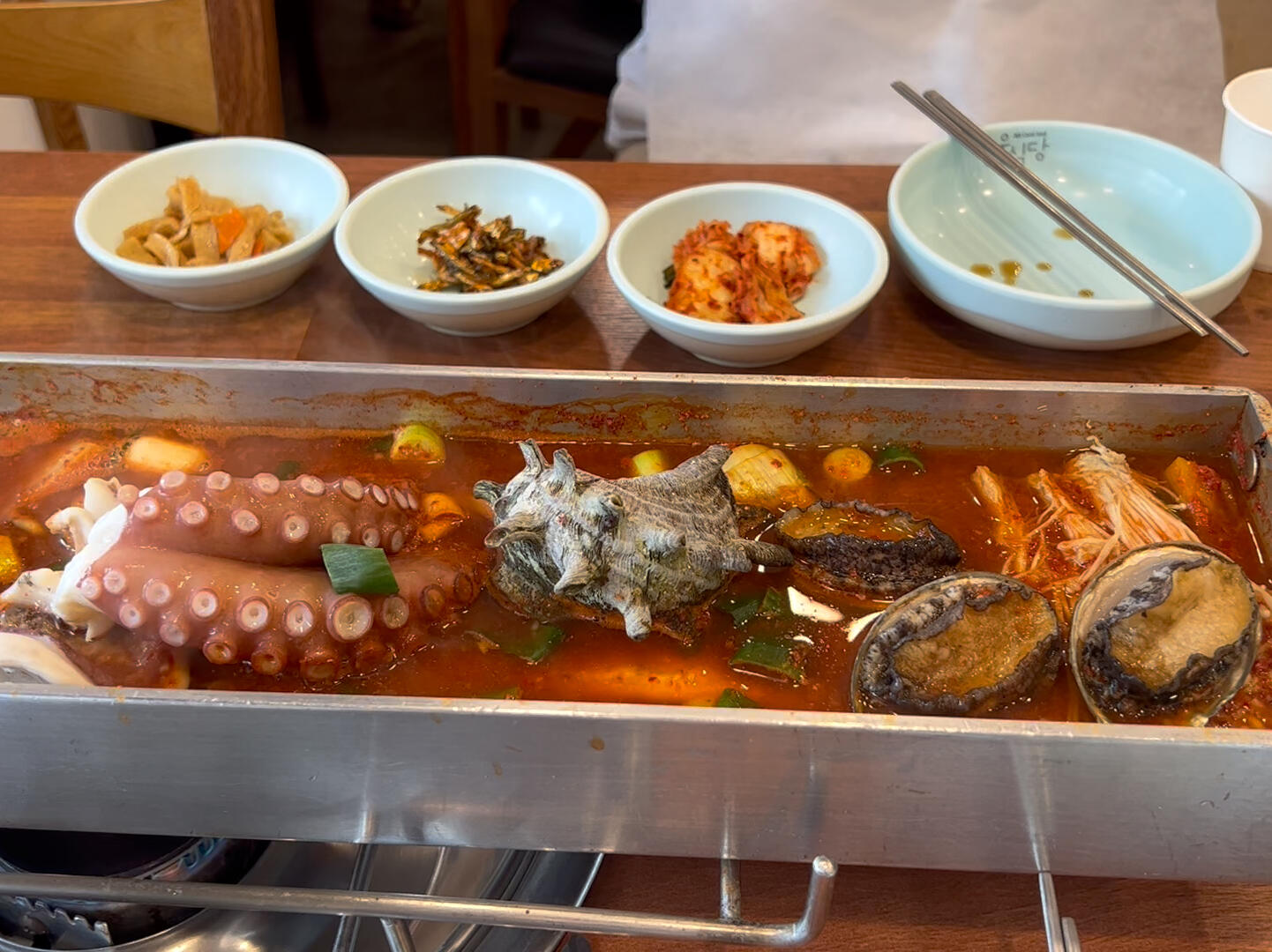 
                        新鮮的帶魚套餐奧????帶魚刺身第一次嘗試！肉質鮮美，皮的口感稍微筋道，烤帶魚真的是一絕，好好吃??，一定要嘗試一下！那個長得很丑的海螺肉，吃起來卻很棒！海帶湯是我的最愛，我和邱先生吃得好撐#濟州島 #韓國 #美食日常 #城山日出峰