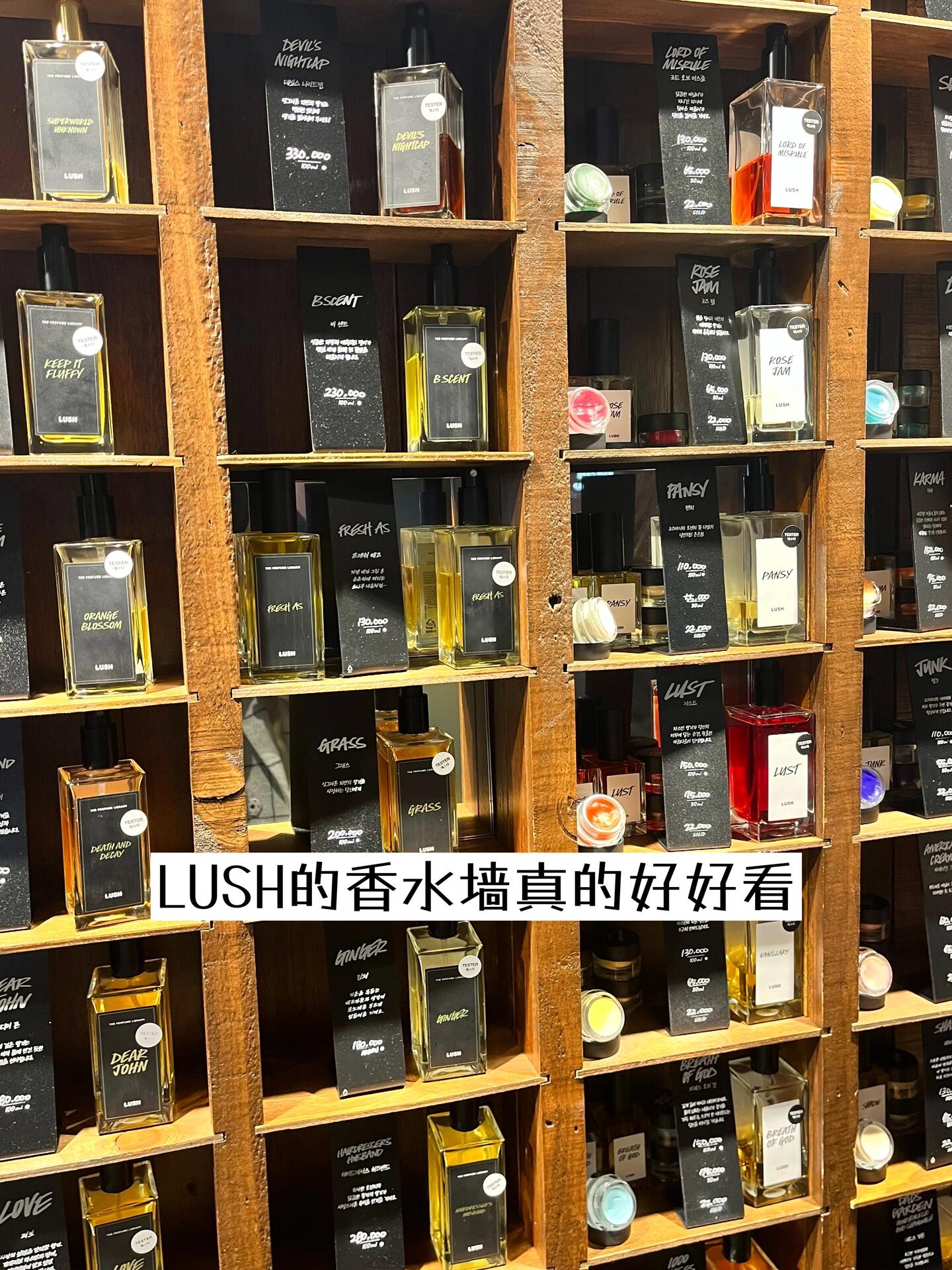 
                        ????新沙逛街好去處｜林蔭路香水店探店集合新沙洞真的有很多寶藏店鋪，不僅僅是美食和咖啡廳哦！今天特地去逛了幾家香水店，給大家?guī)硖降旯ヂ??????｜DIPTYQUE｜新沙的這家是很大的旗艦店，最近圣誕氛圍滿滿，超適合拍照打卡，店里人也很多。我真的很愛她家的無花果香水，之前在網(wǎng)上種草了杜耶爾，但店里竟然被噴光了，只能聞聞瓶子…下次去別的地方再試試。｜LE LABO｜這家店比較小，店內(nèi)聞不出什么味道，大家都跟店員要試香紙出門聞再回來哈哈哈。最有名的SANTAL 33好像不太適合我，感覺更適合男生。店里新上了5ml*6支的套盒，十幾萬韓幣，感覺這個蠻合適的。｜TAMBURINS｜這家我真的是常客啦，之前也寫過香評，香水剛上市時買了一支CHAMO，最近新入了一瓶LALE，下一支就是白色大吉嶺了！新沙店里10ml的香水基本都沒有貨了，可以來試試香，想要10ml的話可以在網(wǎng)上下單。她家的香氛護手霜也超推薦，自用送禮都很合適，包裝超漂亮。｜Aesop｜店員小姐姐超nice超親切，超熱情給我推薦。我種草的Eidesis，emmm我只想說我覺得這個真的不是很好聞，可能是香料的味道太重，聞起來膻膻的?？赡芟矚g的人會很喜歡吧。試了一瓶ROZU感覺還不錯，喜歡這個花香味。｜LUSH｜我想說LUSH家的香水真的蠻多寶藏，給大家推薦幾個我喜歡的：- VANILLARY非常奶非常香草的味道，后調(diào)就是純純香草冰淇淋！不過前調(diào)我總感覺有點墨水味，一開始不喜歡，后來有點上頭了，這個真的很好聞。- AMERICAN CREAM她家護發(fā)素好像也有這個味道，這也是甜甜的香草味道，隱約有點草莓味，奶奶甜甜的，很適合小女生。- TURMERIC LATTE這支是最近新上，貌似是圣誕節(jié)限定，美食調(diào)的一支香水，特別適合圣誕節(jié)的氣氛，咖啡的香氣讓人感覺暖暖的。??林蔭路：地鐵3號線新沙站8號出口出來直走。我給大家安排好路線了。林蔭路主路進去直走左手邊就是DIPTYQUE，出來往前走小路左轉就是TAMBURINS，TAMBURINS出來直走2分鐘是LE LABO。然后再右拐回主路往回走依次就是Aesop和LUSH啦~ 大家剁手愉快！#韓國購物分享 #韓國旅游 #韓國旅游攻略 #新沙洞林蔭路 #香水分享 #diptyque #lelabo