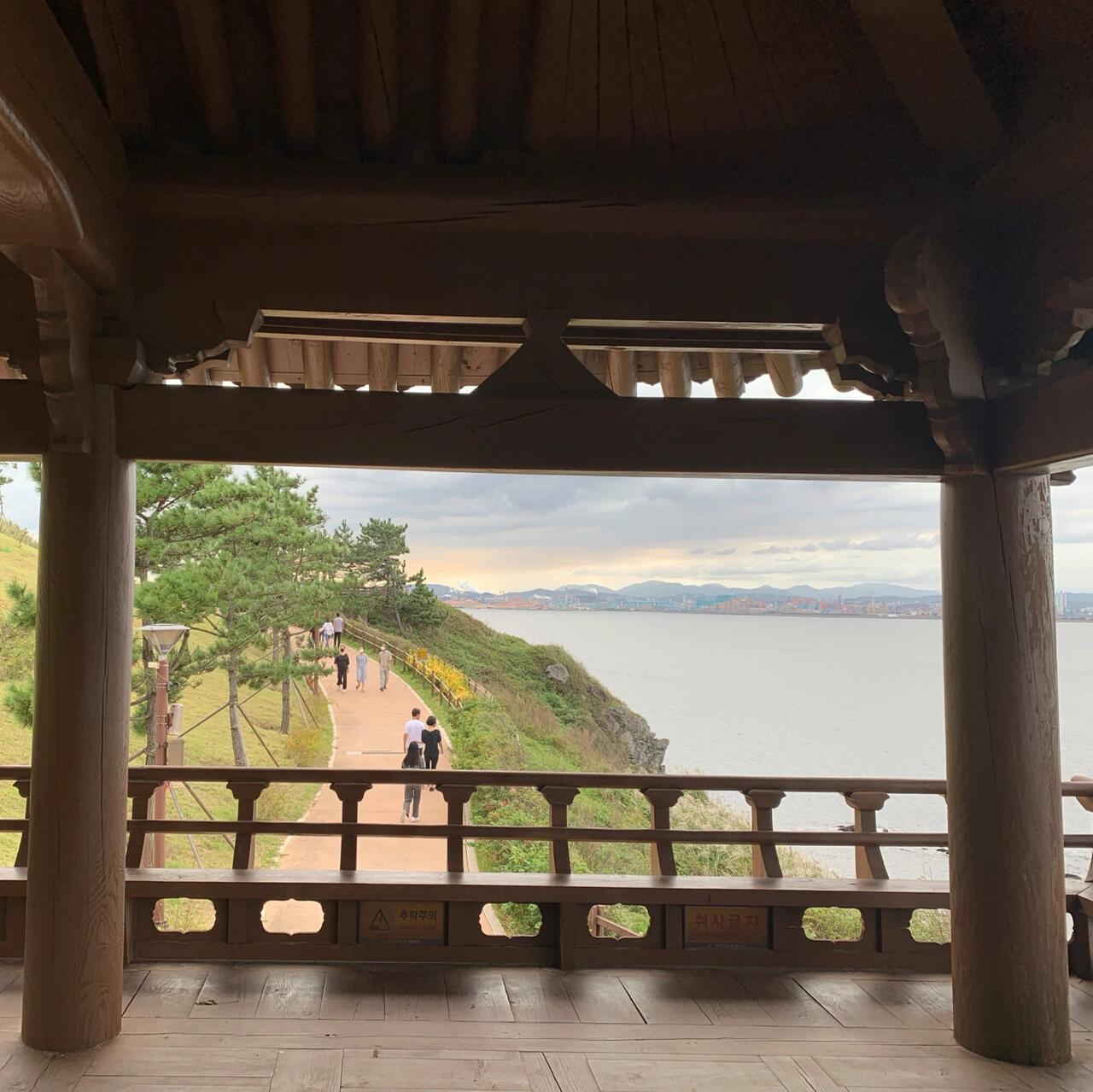 
                        ?秀麗的浦項【延烏郎細烏女主題公園】??浦項自古以來就流傳著與日月相關的神話，延烏郎細烏女主題公園是以《三國遺事》中記載的故事為主題建設的主題公園。??從公園開始的海岸公路，一直延伸到虎尾岬，風景非常優(yōu)美。這個周末來延烏郎細烏女主題公園，一邊欣賞東海風景，一邊兜風怎么樣？?? 延烏郎細烏女主題公園 (??????????)慶尚北道浦項市南區(qū)東海面虎尾路3012 (???? ??? ?? ??? ??? 3012)??訪問時請一定保持安全距離，并佩戴口罩哦#韓國##韓國旅行##韓國觀光##韓國景點##打卡##浦項##公園##東海##散步##兜風路線##傳說##冬季旅行##打卡熱點##熱門##慶尚北道#