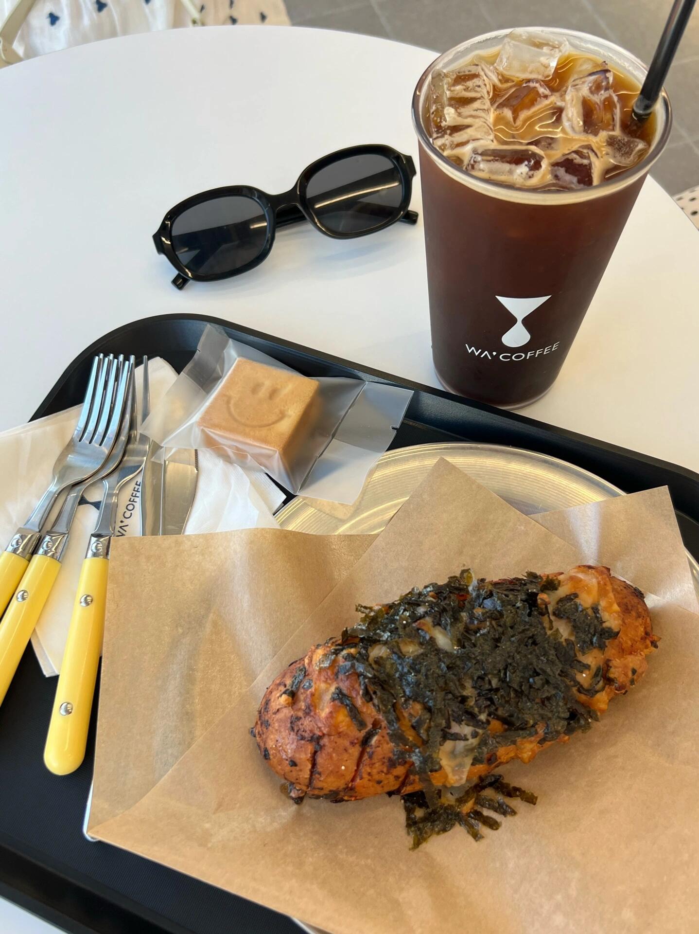 
                        釜山三天美食探店分享P1-P3 尾浦家生腌，超級新鮮的海味，絕對不容錯過！??P4 西面路邊隨便找的一家泡菜鍋，意外的美味，暖心又暖胃！??P5-P6 海云臺釜飯，米飯香氣撲鼻，搭配各種小菜，滿足感爆棚！??P7 扎嘎其市場的烤肥腸，外焦里嫩，口感絕佳！??P8-P9 西面的味贊王烤肉，肉質鮮嫩多汁，烤肉愛好者的天堂！??P10 扎嘎其市場的炒年糕系列小吃，甜辣適中，口感Q彈，停不下來！??P11 酒店前臺幫忙叫的校村外賣，方便又美味，懶人必備！??P12 尾浦家對面的咖啡店，餐后甜點和咖啡的完美搭配，悠閑時光好去處！??在釜山吃飯從沒踩過雷！我們就是韓國胃！????#釜山 #釜山旅行 #釜山行 #韓國旅行 #美食 #西面美食 #尾浦家 #生腌 #釜飯 #扎嘎其市場 #烤肥腸 #炒年糕 #校村外賣 #咖啡店 #韓國美食 #釜山美食探店