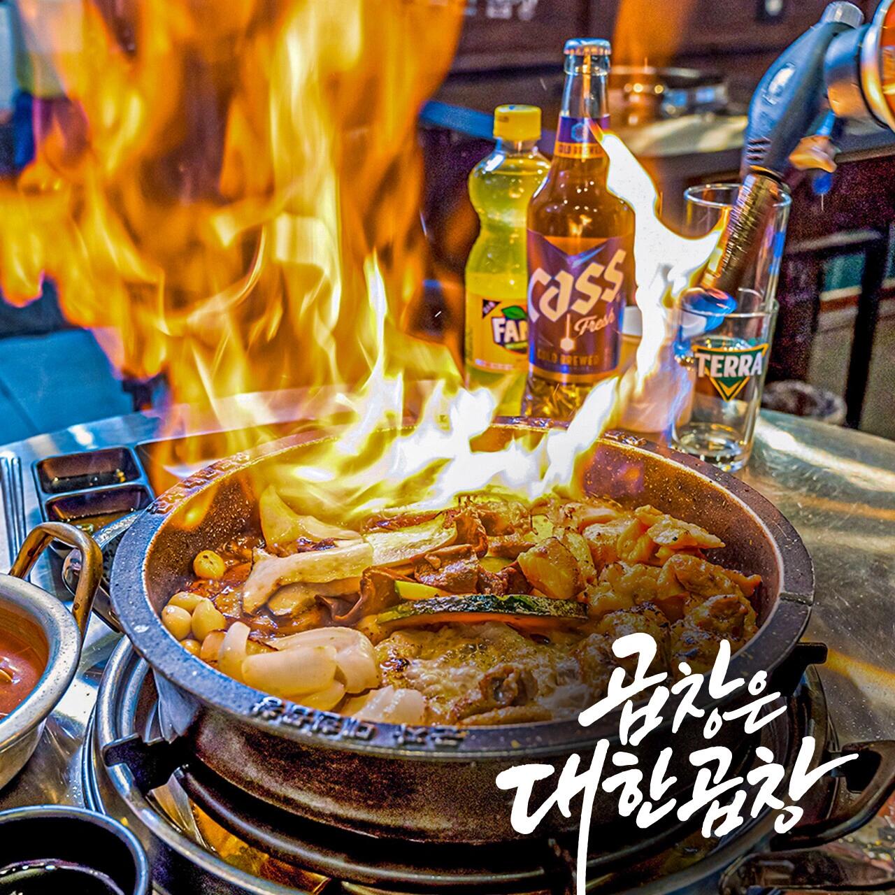 
                        發(fā)掘首爾美味，軍子大韓烤腸探索韓國傳統(tǒng)美味的絕佳選擇——明洞軍子大韓烤腸！這里傾情推薦的牛肥腸、牛大腸、牛皺胃以及牛心臟，都是不容錯過的精選佳肴。無論你是韓食愛好者，還是想要嘗試一番新口味的食客，這里都能滿足你對正宗韓式烤肉的幻想。????快來明洞軍子大韓烤腸，盡情享受這份正宗的韓食體驗吧！?????????? ???軍子大韓烤腸明洞店招牌????18,900????+???+??+??肥腸拼盤 18,900 韓元牛肥腸+牛大腸+牛皺胃+牛心臟??????20,900????+???+??+??+??韓國綜合肥腸 20,900 韓元牛肥腸+牛大腸+牛皺胃+毛肚+心臟其他菜單??????? 19,900????+??+????+????辣烤羊大腸 19,900 韓元牛大腸+毛肚+辣醬+烏冬面條?????17,900?180g烤韓牛牛大腸 17,900 韓元 180克???17,900????180g/???130g牛肥腸 17,900 韓元熟前180g/熟后130g???17,900?180g牛皺胃 17,900 韓元 180g??19,900?150g毛肚 19,900 韓元 150克?????22,900???? 180g/??? 120g韓牛牛肥腸 22,900 韓元熟前180g/熟后120g????19,900????+????+????+??牛胸肉肥腸 19,900 韓元牛肥腸+雪花大腸+牛胸肉+牛心臟???????26,000????+???+???大韓牛排骨冰盤 26,000 韓元肋骨+雪花排骨+牛排骨??????18,000?150g大韓牛排骨肉 18,000 韓元 150g??????29,000?150g大韓雪花排骨肉 29,000 韓元 150g?????25,000?200g大韓肋骨 25,000 韓元 200g????? 4,000?大韓炒飯 4,000 韓元??????? 8,900?肥腸砂鍋火鍋 8,900 韓元?????? 5,900?辣白菜拌面 5,900 韓元?????? 5,900?新奇湯面 5,900 韓元???? 9,900?烤牛心臟 9,900 韓元??????? 8,000?粉色西柚高杯酒 8,000 韓元??????? 8,000?藍色檸檬高杯酒 8,000 韓元#忘不了的味道 #韓國首爾 #明洞 #明洞探店 #首爾旅游 #韓國明洞 #軍子大韓肥腸
