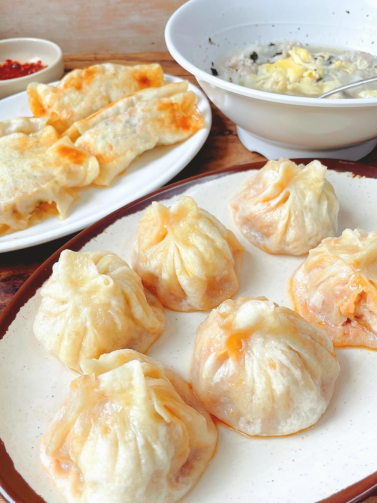 
                        首爾????一人食｜???天津包子??誰看了不迷糊全都是現(xiàn)包現(xiàn)蒸哦，純手工?進(jìn)去就看見老板一直在不停地?fù){包子皮?????我點的是辣味鮮蝦包子、鍋貼和餛飩????包子皮介于小籠包和大包子之間的厚度，偏有嚼勁，肉餡多多，蝦子感覺稍少??辣味不算很重，但汁水特別足，咬開記得先吸一下湯汁哦??鍋貼應(yīng)該和包子用的是同款面皮，煎得恰到好處，不過我更喜歡薄皮鍋貼??還有餛飩，薄皮鮮肉，一個一個回味無窮??不是飯點去的，客人也是一直在進(jìn)來，雖然不確定是不是天津正宗口味，但好吃是肯定的啦，口碑好評都很多??喜歡包子的小伙伴趕緊來試試吧！——————辣味鮮蝦包子 8,500鍋貼 8,500餛飩 8,500價詳細(xì)見p7——————店名： ???? ???地址： ?? ??? ???? 133 ????（沒什么特別近的地鐵站，自己搜路線更快啦）營業(yè)時間： 11:00-21:00（每周二固定休息）——————#韓國首爾探店 #全球吃喝小分隊 #韓國探店 #首爾探店 #一人食 #走街串巷找美食 #筆記靈感 #首爾美食 #吃貨在首爾 #首爾生活 #天津包子 #美食日常 #我的美食日記 #美食探店 #一個人也要好好吃飯 #韓國景福宮 #首爾鐘路 #美味分享 #家鄉(xiāng)味 #鍋貼 #小籠包