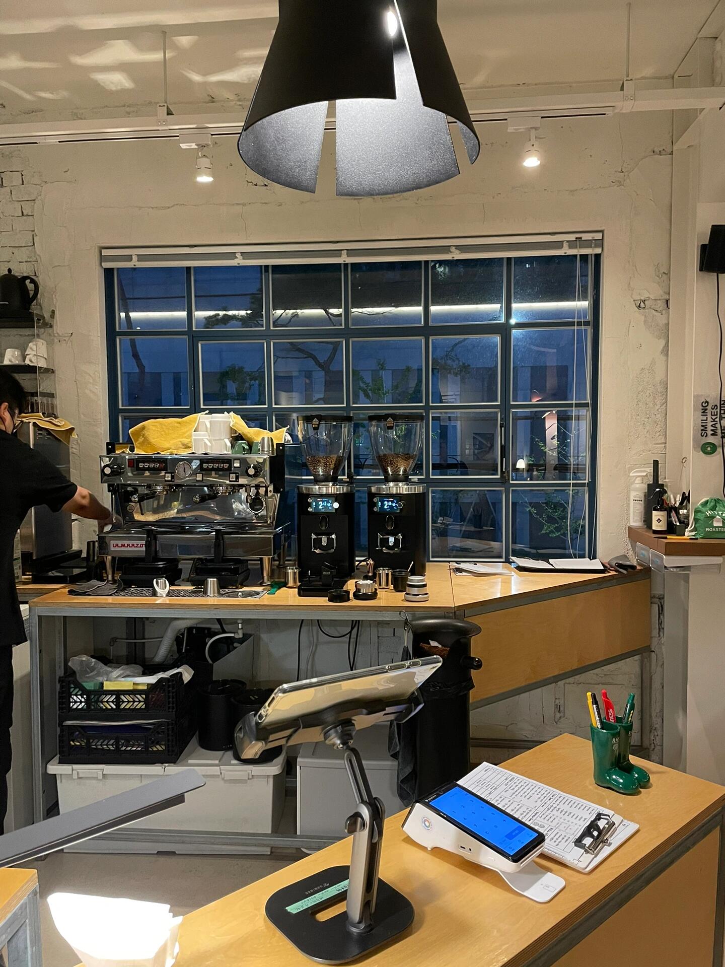 
                        ????釜山必打卡的晚霞咖啡店之前在深圳的ffeeco喝過這家的咖啡豆，這次特意跑到釜山本店來品嘗，沒想到小店竟然這么美，老板的品味真是??！???位置：??? 239-4?營業(yè)時間：12:00-20:00#釜山 #釜山探店 #釜山西面探店 #釜山西面咖啡 #咖啡 #釜山旅行 #釜山美食 #西面 #釜山行 #韓國釜山 #釜山西面