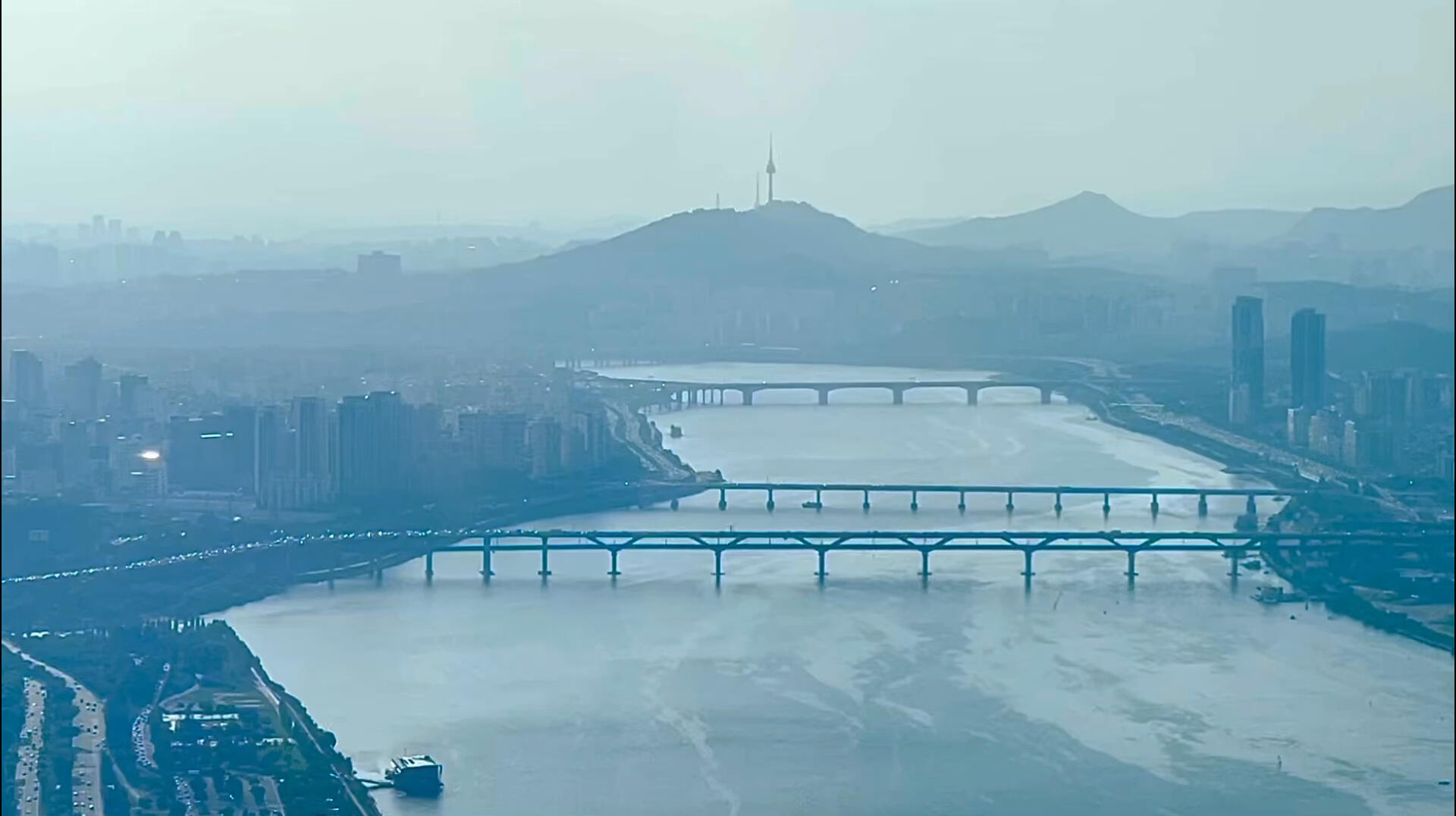 
                        一線城市還是二線好？錢夠多的話韓國唯一的一線城市首爾雖然空氣不好，交通堵塞，房價高些，但啥都有啊。孩子在這樣的地方長大見識也會更為多廣。??唯一的二線城市固然宜居，但終究是連能花錢的地兒都不多，想吃個omakase啥的也沒啥選擇。??所以說生活永遠(yuǎn)是座圍城，在一線城市呆著的時候向往二三四五十八線小城的閑適逍遙，在小地方呆久了又偶爾懷念起都市華麗的生活了呵呵。??#首爾 #?????? #首爾酒店 #一線城市 #二線城市 #釜山 #韓國生活 #六星級酒店式住宅 #首爾漢江 #首爾南山