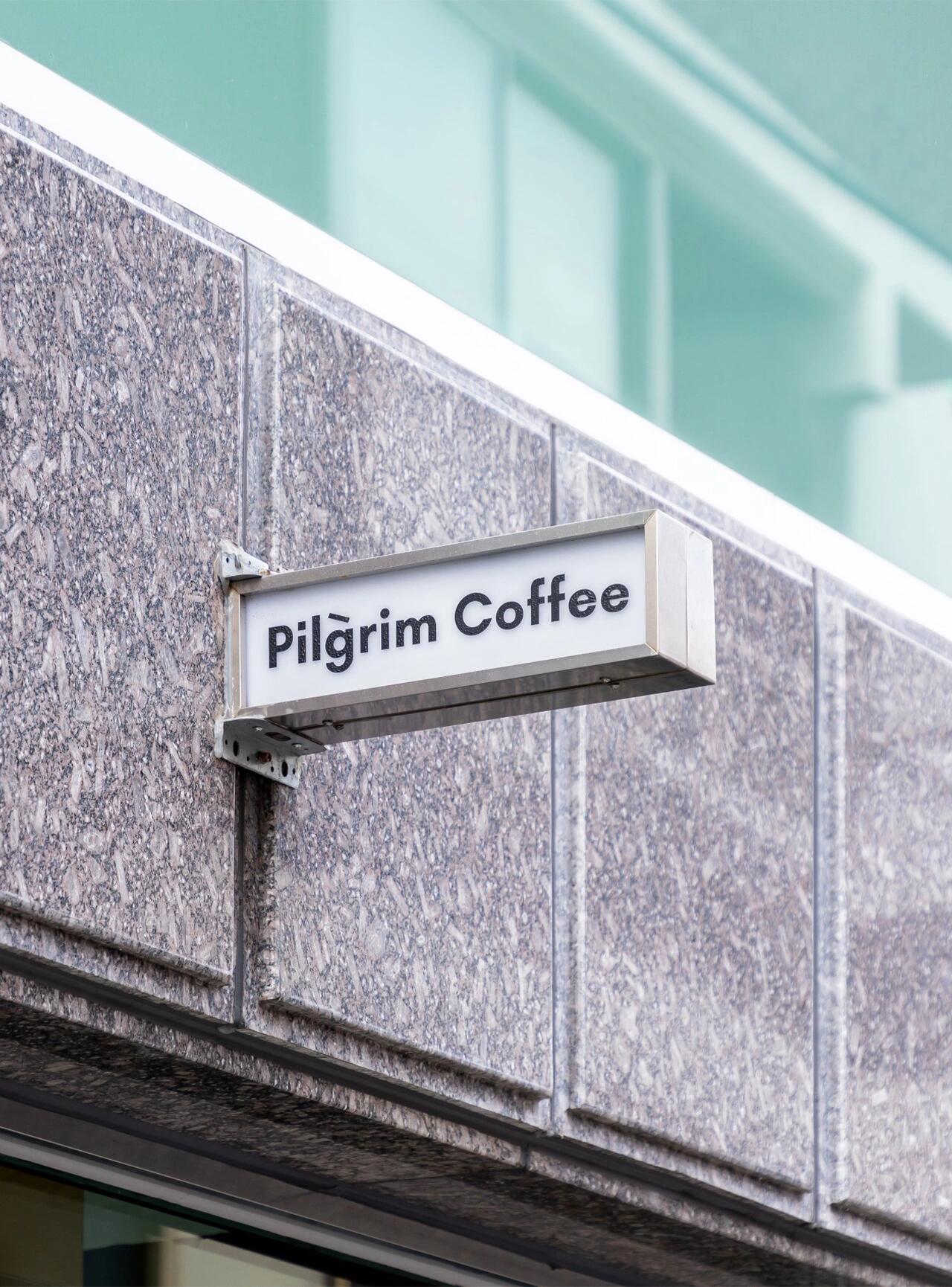 
                        咖啡店設(shè)計｜?? Pilgrim Coffee原木材質(zhì)+光滑金屬質(zhì)感，享受極簡風(fēng)格?超大落地窗設(shè)計，削弱幾何形狀帶來的生硬感-?吧臺打壁柜，既省空間又顏值在線開放式餐區(qū)，愜意悠閑木質(zhì)定制家具與不銹鋼延伸坐臺，打卡點+1-??：Pilgrim Coffee??：Jihoon Lim#韓國 #韓國咖啡店 #韓國咖啡廳 #店鋪設(shè)計 #氛圍感 #氛圍感打卡 #極簡 #極簡主義 #COTD咖啡探店 #咖啡店 #咖啡店設(shè)計 #裝修 #裝修設(shè)計 #私藏店鋪 #空間美學(xué) #商業(yè)店鋪設(shè)計 #設(shè)計案例 #設(shè)計案例分享 #筆記靈感