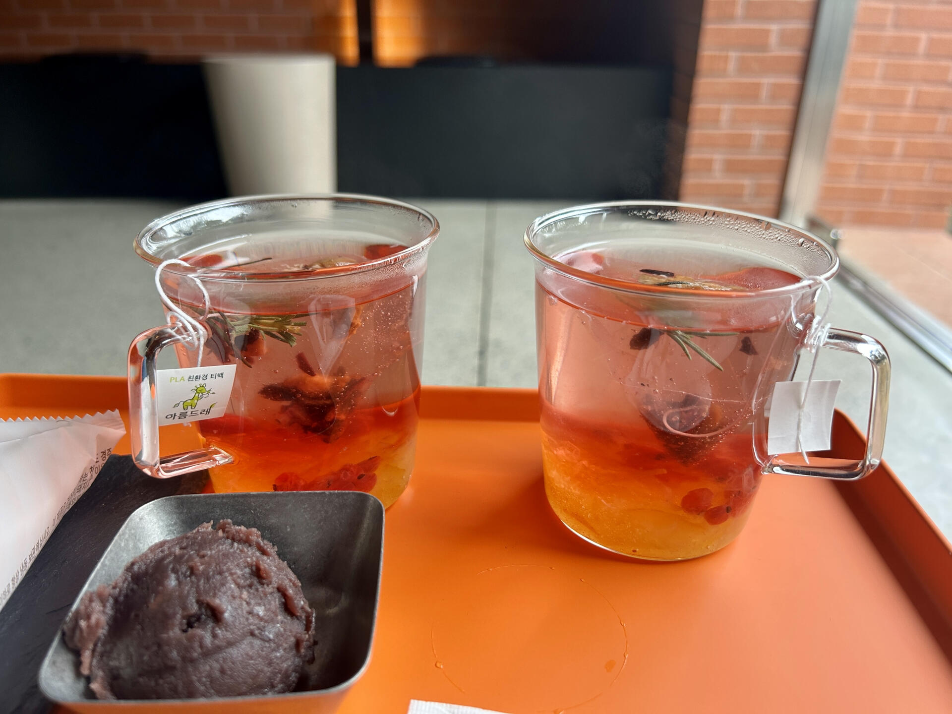 
                        慶州游之 “體驗(yàn)大長今劇內(nèi)的韓國料理”今天突然來了慶州，吃到了傳說中“崔富人”家的午餐???。每一道菜都好精美，不禁想起來了大長今。按照圖片順序，吃完一道菜上一道菜，從前菜到正餐，再到甜點(diǎn)，量看著不多，但全部吃一輪下來還是好撐??。庭院管理得超級棒，真的很美??。環(huán)境超級棒，拍照也超美??。雖然價格不便宜，但環(huán)境和吃的感覺還是物超所值??。只是她家要提前預(yù)約喲～不預(yù)約是不可以的??。#韓國旅行 #韓國慶州 #韓國慶州旅行 #大長今 #大長今韓國料理