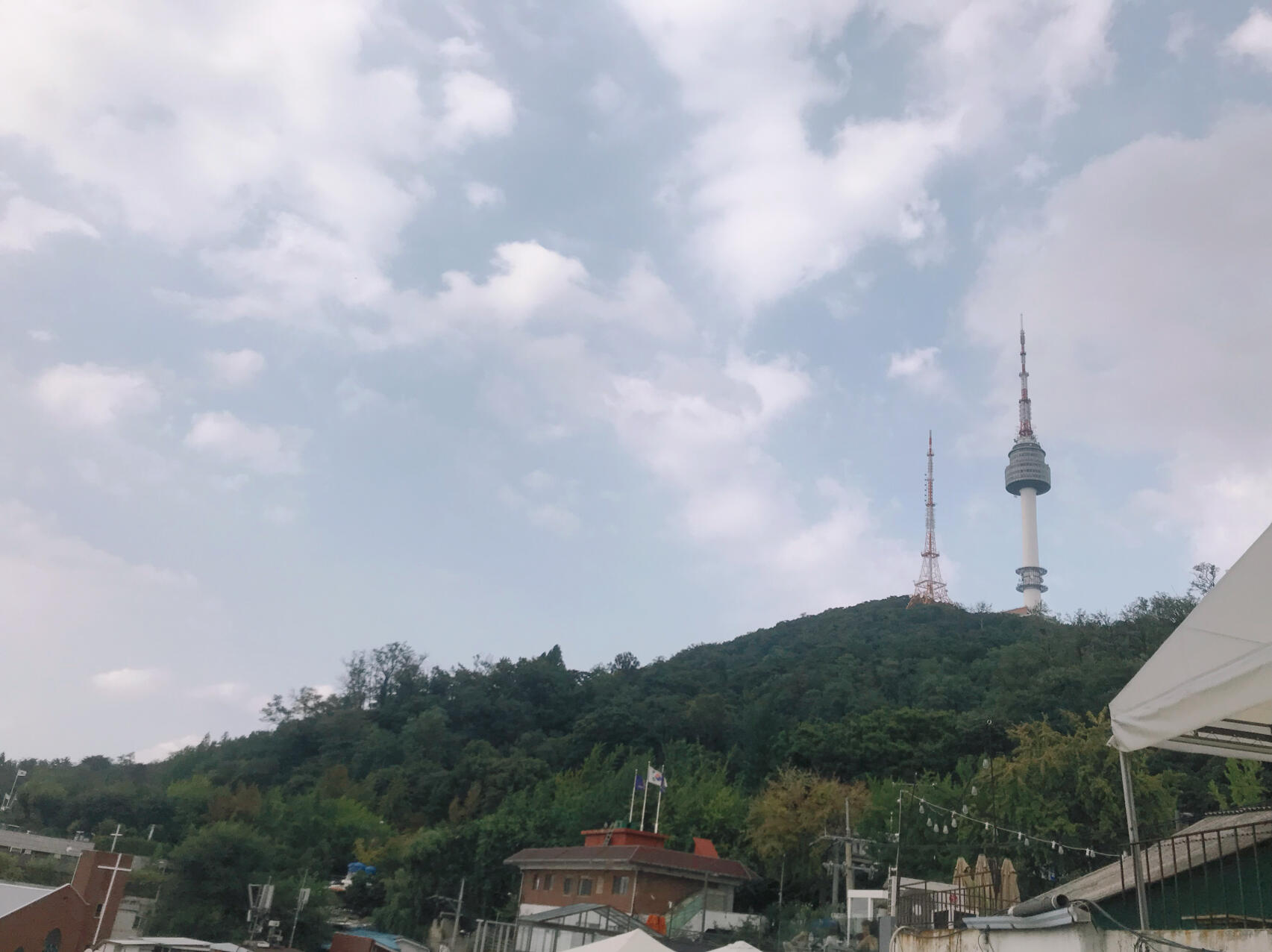 
                        首爾南山塔下必打卡網紅咖啡店????位于南山塔半山腰，風景獨特，簡直是拍照圣地！我們可是找了好久才找到這家隱藏的寶藏咖啡店哦～2019年8月中旬去的，雖然人很多，但大家都很有秩序地排隊拍照??。#韓國 #首爾 #南山塔 #網紅咖啡店 #旅行攻略