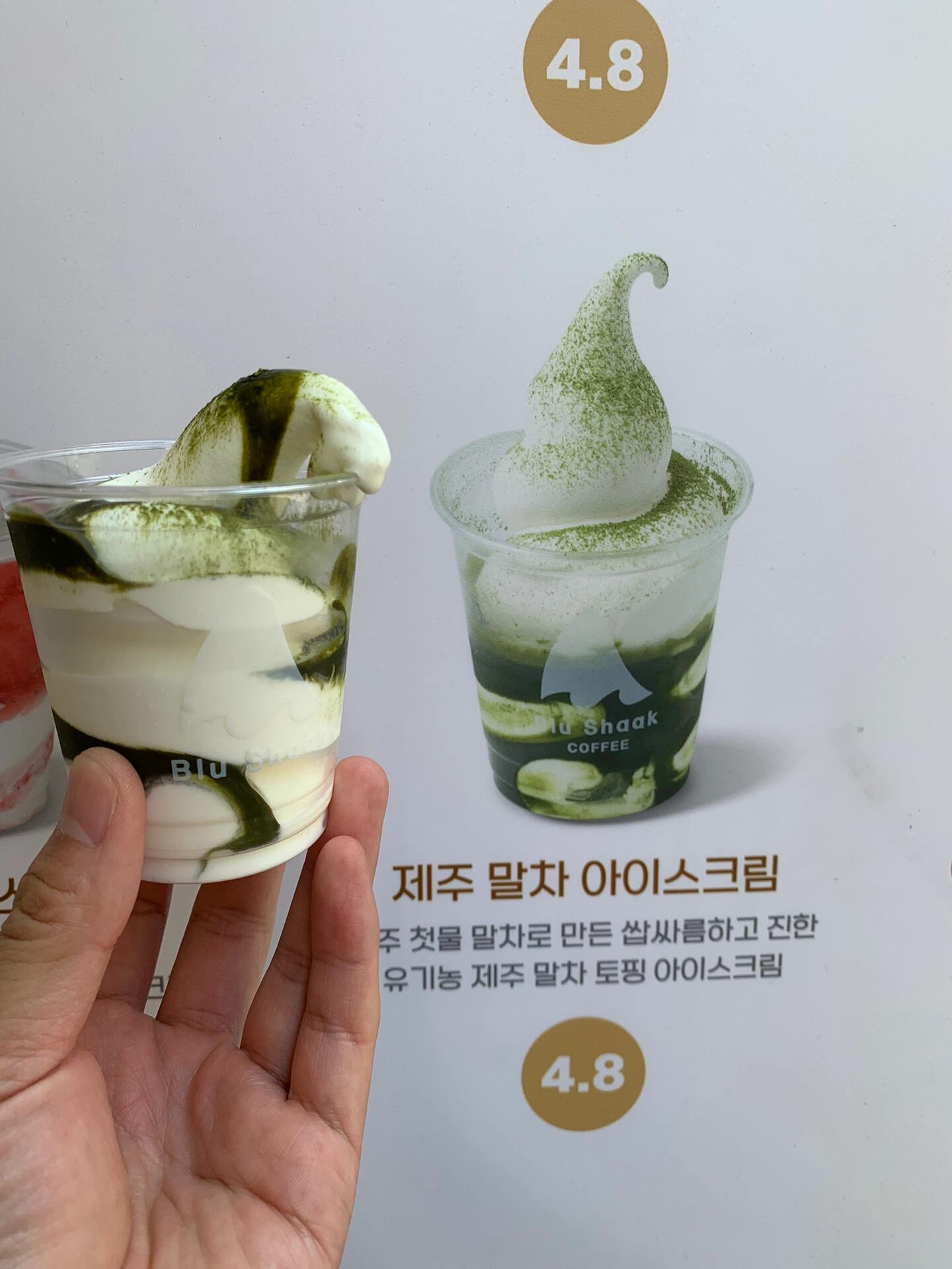 
                        釜山冰淇淋探店記??：期待VS現實大不同！在釜山漫步時，無意間發現了一家頗有人氣的咖啡館Blu Shaak，似乎是當地很火的連鎖店哦。櫥窗里那張抹茶冰淇淋的誘人海報讓我毫不猶豫地走了進去，心想：這下可以大飽口福了！?? 結果，當店員遞給我那份冰淇淋時，我簡直不敢相信自己的眼睛——眼前這團形狀古怪、難以言喻的東西，真的是我心心念念的抹茶冰淇淋嗎？??#釜山 #釜山行 #釜山旅行 #釜山美食 #韓國釜山 #釜山旅游 #釜山攻略
