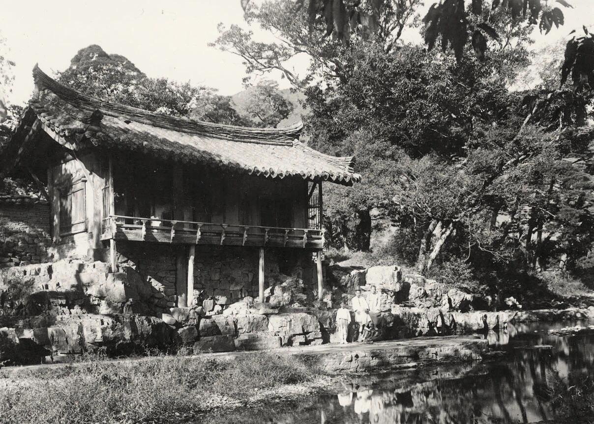 
                        探訪韓國慶州古建——世界文化遺產玉山書院中國儒學傳入朝鮮半島的歷史可以追溯到公元前，但被官方采用則是在朝鮮王朝時期，這個由地主階級支持的政權基本采用了明朝的制度和朱熹理學。韓國的古建筑與自然環境的融合做得非常好，環境安靜，人少，群山環抱。不過，古建筑的修復顏色有些過于鮮艷，未能完全做到修舊如舊。慶州保留了許多鄉校、學堂和書院。玉山書院（朝鮮語：???? Oksan Seowon）是為了紀念晦齋李彥迪先生（1491~1553）而建立的書院，始建于宣祖5年（1572年）。宣祖7年開始稱為玉山書院。李彥迪曾任議政府從一品左贊成，是朝鮮王朝時期著名的儒學家，與金宏弼、趙光祖、鄭汝昌、李滉并稱為“東方五賢”，并入祀朝鮮孔廟。玉山書院位于韓國慶尚北道慶州市，是一座朝鮮王朝時期建立的書院。1967年3月，玉山書院被指定為韓國指定史跡154號。玉山書院曾兩度由韓國申報成為世界遺產，2010年以“韓國歷史村落：河回村和良洞村”項目登錄，2019年再以“韓國新儒學書院”項目登錄。玉山書院與紹修書院、屏山書院、陶山書院及道東書院并稱為朝鮮五大書院。#韓國 #古建 #韓國慶州 #世界文化遺產 #儒學 #玉山書院 #韓國小眾旅游地 ??