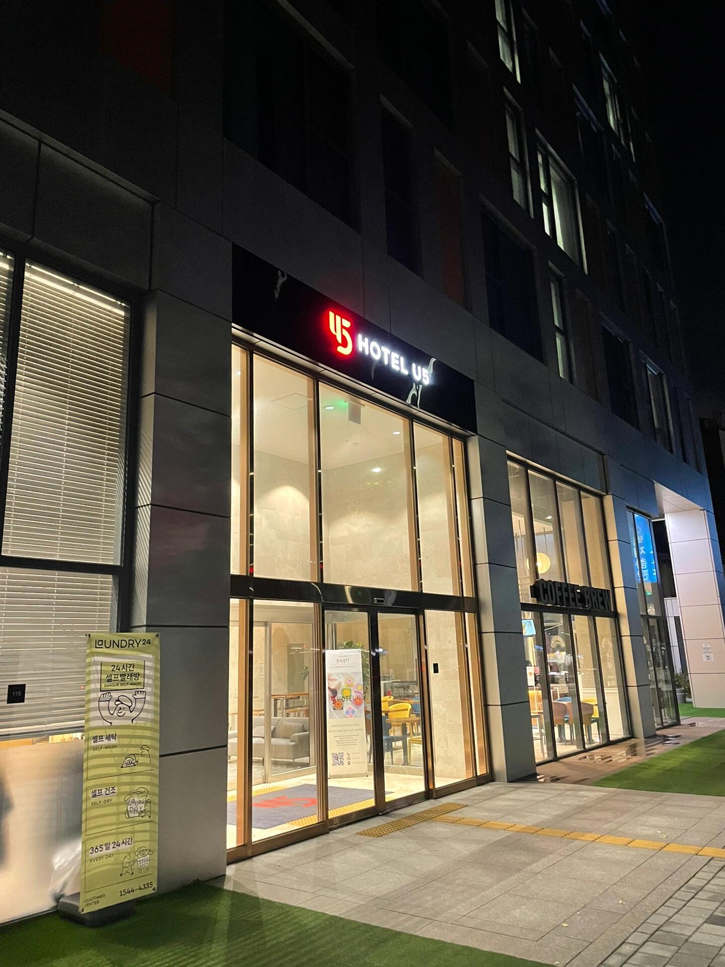 
                        來韓國????第一餐??????終于到酒店了坐了一天的飛機??搞得太疲憊不堪回到了酒店，趕緊找個便利店??解決一下晚餐泡面?香蕉??飲料 老搭檔明天又是新的一天#韓國旅游 #韓國餐 #韓國泡面 #韓國東大門 #CU