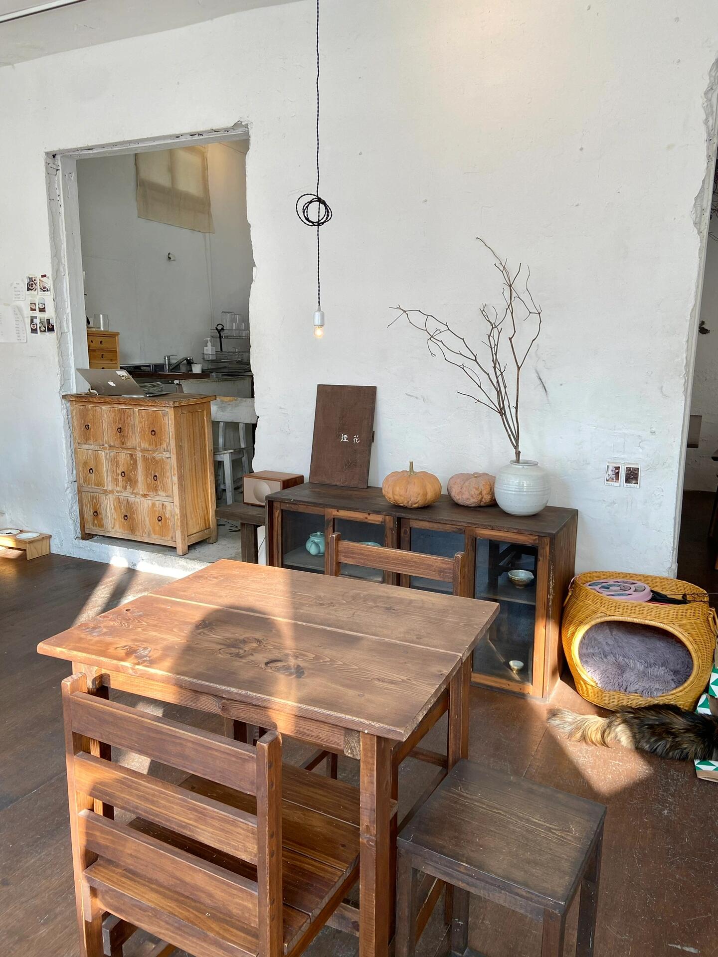 
                        韓國大邱探店??? 煙花｜咖啡廳 無花果 貓咪?????????????? ??·大邱咖啡廳?? 店裡有貓咪，喜歡的朋友可以來～ 秋天主打無花果系列的甜品，這間甜點和飲品都稍微偏甜/???????????? ??? ????? ?????? ??? ????/????????????????????????@cafe.yeonhwa?? ?? ?? ???34? 3?? 地鐵東大邱站??二～日????:????-????:???? 週一公休#探店 #下午茶 #咖啡店 #高顏值咖啡館推薦#周末去哪兒#美食 #美食日常 #我的美食日記 #美食探店 #下午茶甜品 #網紅咖啡店 #蛋糕 #甜品 #韓國 #大邱 #韓國咖啡廳 #大邱咖啡店 #大邱探店 #留學韓國 #韓國生活 #韓國美食 #韓國旅行 #韓國日常 #韓國留學日常 #韓國大邱 #大邱旅游 #大邱美食店