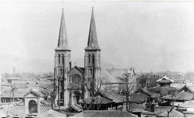 
                        大邱的<城市建筑美學>大邱的桂山圣堂是1902年由法國羅伯特神父設計建造的，距今已有100多年的歷史了～桂山圣堂和首爾圣堂，是韓國最早的歐式建筑，也是嶺南第一座哥特風格圣堂！每到傍晚，在景觀照明的襯托下，圣堂顯得古典又莊嚴！這里還是電視劇《永遠的君主》的拍攝地之一，小伙伴們去到大邱一定記得去感受一下喔! ???地址：大邱市中區桂山洞2街 71-1#大邱旅游 #大邱 #韓國旅行 #建筑美學 #城市 #韓劇 #永遠的君主 #李敏鎬 #金高銀 #韓國 #教堂 #哥特 #桂山圣堂