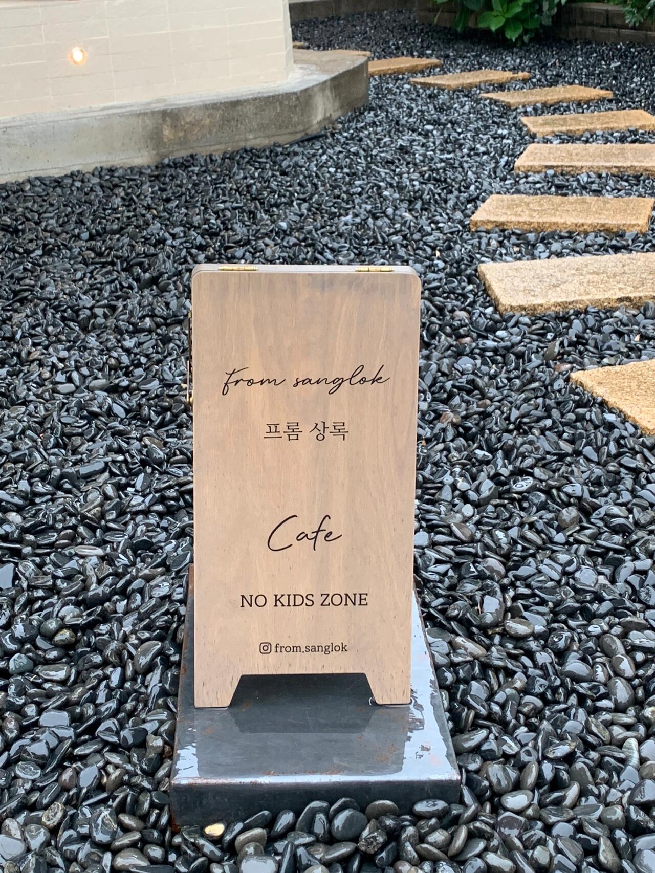 
                        ??｜韓國慶州咖啡店-????韓屋和咖啡店的結合真的太美了！即使在下雨天也別有一番風味！他家的甜品上滿滿的奶油，味道超贊！感覺慶州的每一家咖啡店都美得不像話！慶州真的是一個可以去無數次的地方哈哈哈哈哈！即使在下雨天，店里的人也很多呢！#韓國日常 #韓國生活 #韓國探店 #韓國美食 #韓國咖啡店 #韓國慶州 #韓國慶州旅游 #慶州探店 #跟我來探店 #咖啡廳