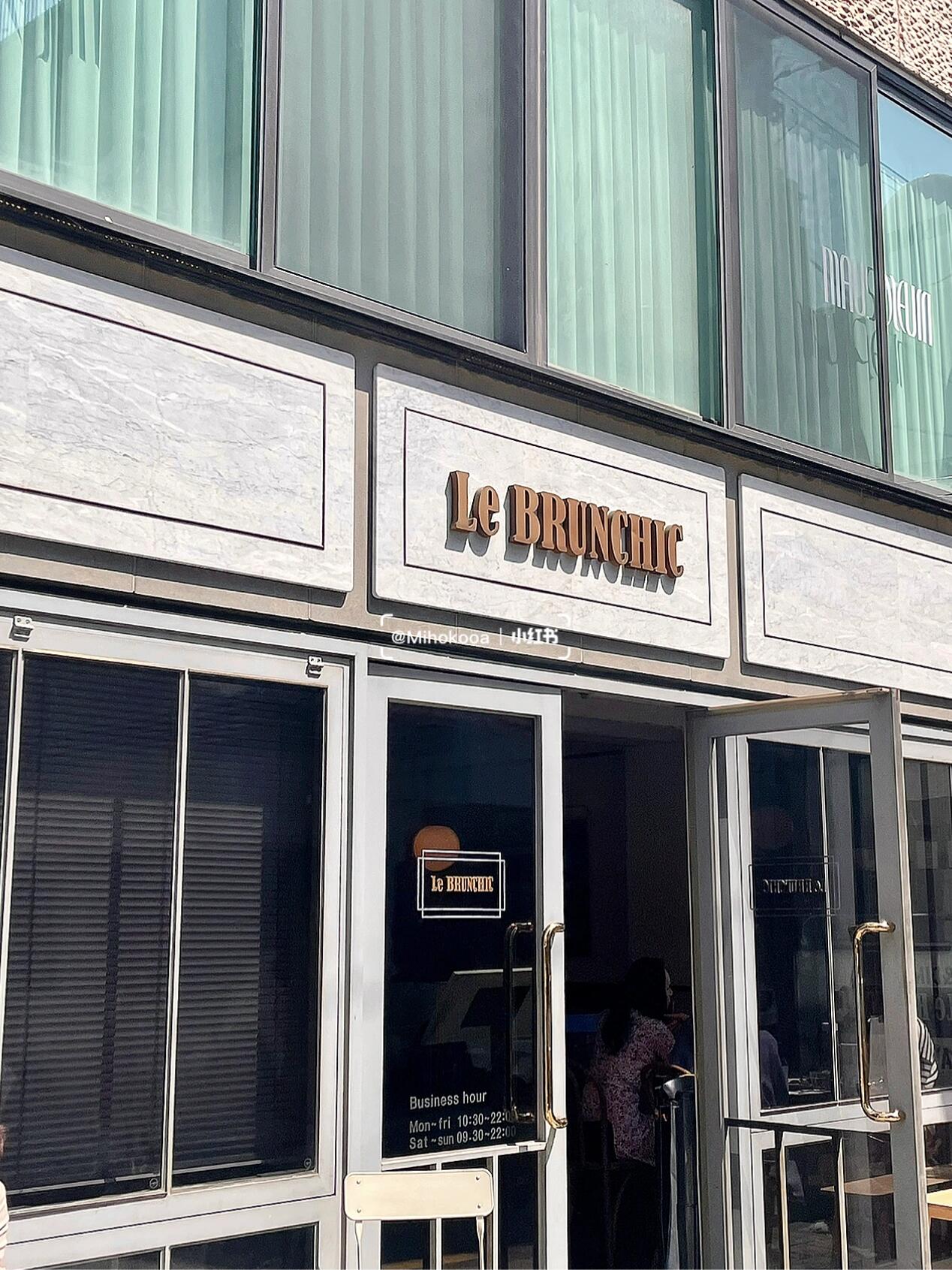 
                        【首爾美食-新沙林蔭路Brunch】?????? lebrunchic?? ??? ????162? 41-22 ????這是一家主要提供早午餐的餐廳，品種真的很豐富哦！即使是工作日去，也需要排隊等位，不過一般只需要等十幾分鐘左右。味道方面，其實還算一般。朋友點了牛排，但肉煎得有點老，咬起來有點費勁…??#首爾咖啡廳 #周末探店 #新沙洞林蔭路 #首爾美食 #吃貨在首爾 #林蔭路美食 #新沙美食 #首爾探店 #首爾生活