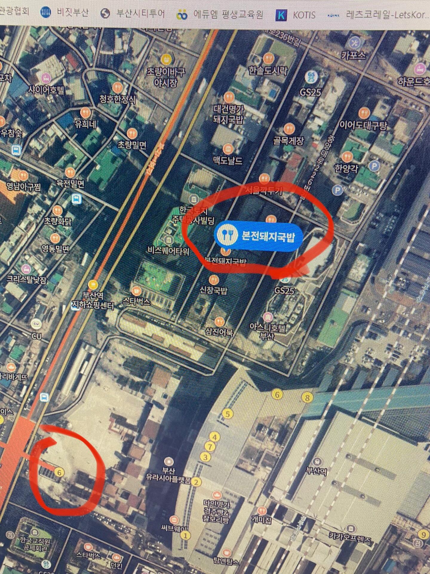
                        釜山行｜本地人推薦的必吃豬肉湯飯???一到釜山機場，就一定要嘗嘗這道本地特色美食——“豬肉湯飯”。在機場的游客咨詢中心，熱情的韓國小姐姐推薦了本錢豬肉湯飯。位置非常好找，見圖6。從地鐵??一號線釜山站6號口出來，左轉直走，看到星巴克咖啡店后右轉進入旁邊的小巷，看到黃色招牌和排隊的人群就是了，全程大約300米。我們周六下午6:30到達，排隊15分鐘后進入。雖然排隊的人很多，但翻臺率很高。很多韓國本地人下高鐵后直接拉著行李來排隊，可見這家店在韓國人中也非常有人氣。豬肉湯非常鮮甜，沒有一點豬肉的腥騷味。豬肉可以包著泡菜一起吃，味道超級棒??#釜山 #釜山行 #釜山旅行 #釜山美食 #韓國 #韓國美食 #韓國旅行