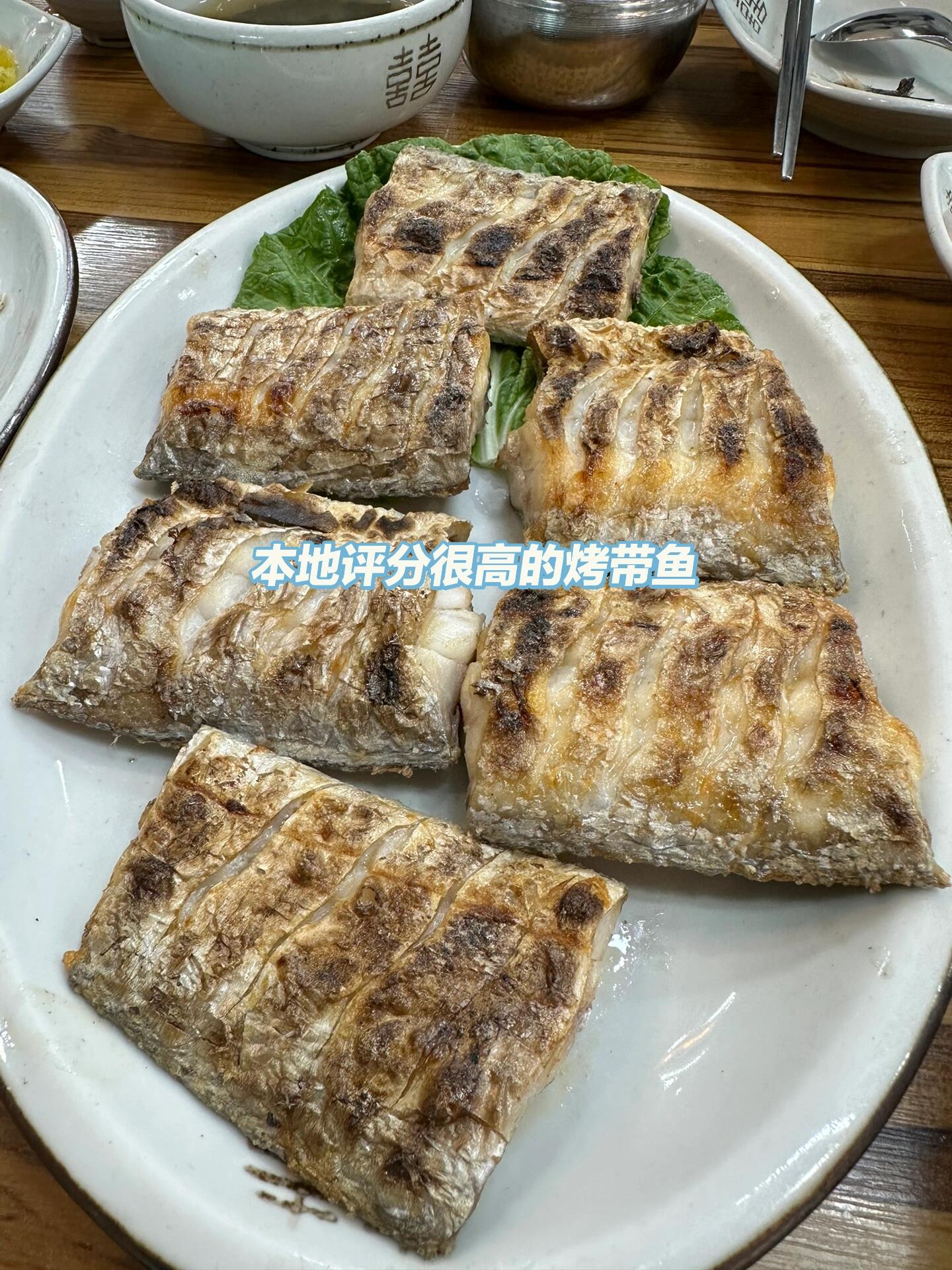
                        西歸浦 ??寧靜美好的海邊小城從濟州市區坐1個多小時公交來到了島的另一側——西歸浦市。雖然說是小城，但西歸浦的范圍其實很大，市區不大，以環島為中心的幾條主干路輻射開來。初到這里的感覺有點“蕭條”，因為中秋假期很多店鋪都關了，街上也沒那么多游客。這里有很多韓國家庭來玩，還有一些中老年人來海邊徒步。總體來說，比其他景區人少很多。我們沒有去潛水，也沒有去追海豚，而是選擇了在市區city walk，非常小眾的體驗。還去了兩個瀑布——正房瀑布和小正房瀑布，然后在一家很chill的咖啡館坐了一會兒。說實話，瀑布和國內的瀑布沒法比，但勝在流入海里，比較新奇，看起來也挺“壯觀”的。小正房瀑布基本沒啥人，我們走過去的時候遇到了一家韓國三口，不然都以為走錯路了。好處就是可以獨享一會兒瀑布和海景。咖啡館的景色也非常好，就在海邊，建筑風格很美式度假村，還有一個小花園，飲品一般般。回到西歸浦后，我們吃了一家本地評分很高的帶魚料理，真不錯！太好吃了????拜拜西歸浦，很喜歡這個愜意的小城。下次來可能會去中文海灘，還可能去追海豚??#西歸浦 #濟州島 #濟州島旅行 #正房瀑布 #正房小瀑布