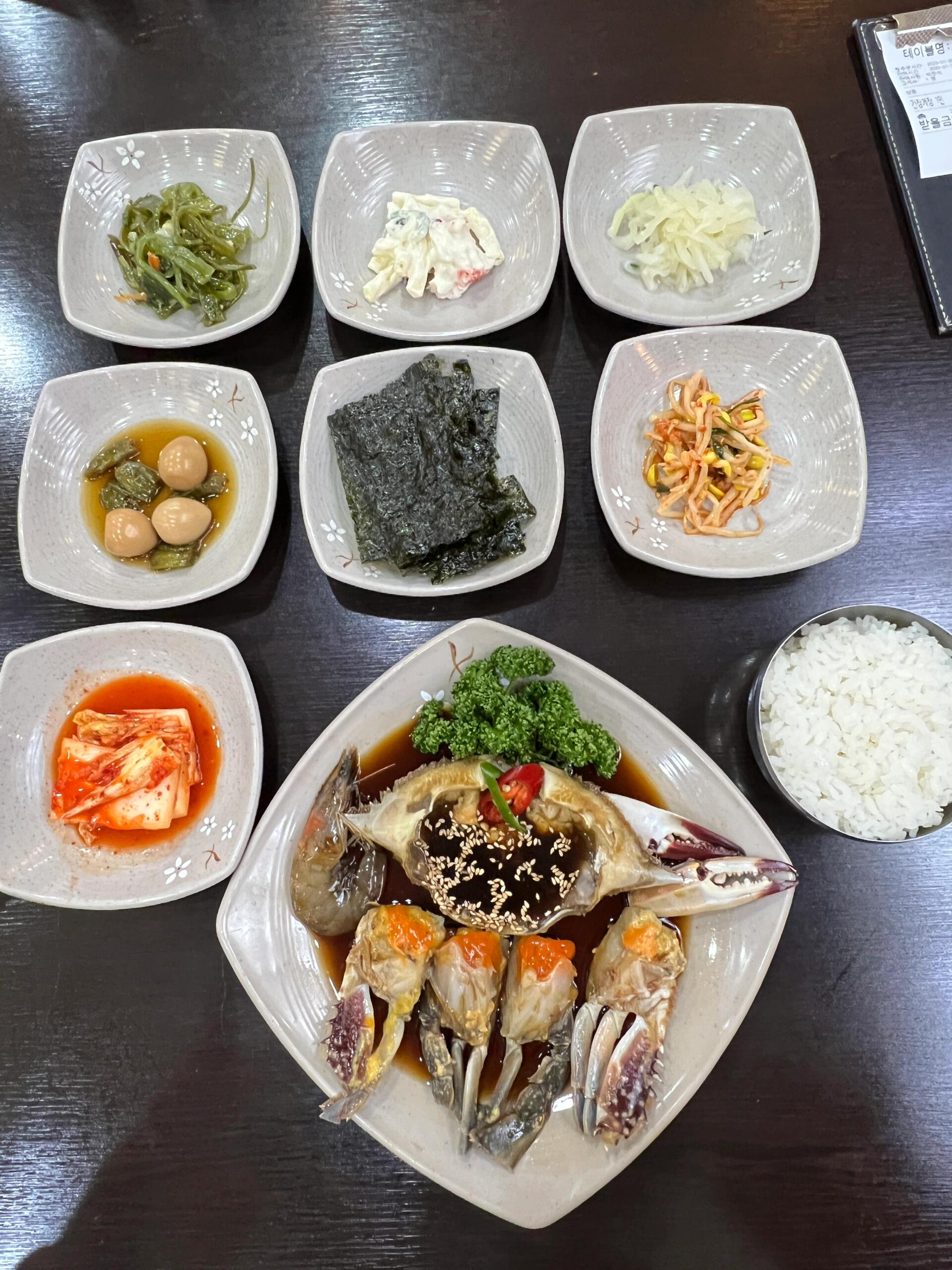 
                        ????韓國美食攻略|首爾明洞一人食（下）接上篇3??咸草醬蟹/一人份套餐??220左右??11:30-21:00（最后點餐）在naver地圖上查的時間更準確哦！明洞就能吃到美味的醬蟹，不必遠赴弘大！個人經驗告訴我，弘大雖然便宜量大，但兩只醬蟹已經是我的極限了，那些不限量的餐廳對我來說就是浪費??。而且，說實話，品質真的一般！但明洞這家店，雖然不像某些網紅醬蟹店那樣需要排隊，品質卻也相當不錯！一人套餐包括一只完整的醬蟹和一只生腌青蝦，還有滿滿的小菜和米飯（韓餐必備哦）！醬蟹口感清新，微咸，蟹黃和蟹肉都超滿足，搭配米飯和小菜，口感豐富極了！新鮮程度絕對滿分！店里還有其他生腌海鮮可選，但我是沖著醬蟹去的??4??新堂洞年糕一條街/人均??90??24小時營業雖然橙色點評沒有具體店名，但搜索“新堂洞年糕”就能直達年糕一條街??找到圖片里的那家就對了！不過離明洞有點距離，坐地鐵到新堂站就行。這家店的年糕比首爾傳統市場的還要好吃！??最火的那家年糕店不歡迎一人食客??，但對面的店味道絕了，幸好他們拒絕了我???熱騰騰的年糕是夜宵的最佳選擇，雞爪也是軟糯香滑，吃不完還能打包帶走??。店里有大煮鍋，廚房開放，感覺很原始、樸素，也讓人安心。和我一起吃的有一家四口和一對中年夫婦。他們聊天說已經在這里吃了很多年，從上學到結婚，從小孩到當媽媽。這種有著濃厚人情味的本地老店真的很吸引我，感覺自己不僅僅是個游客，而是真正融入了當地人的生活…以上價格是我個人消費為準，多人同行當然更劃算啦～#首爾 #首爾旅行 #首爾美食 #首爾探店 #韓國 #韓國料理 #韓國美食 #明洞 #明洞美食 #首爾一人食 #明洞一人食 #獨自旅行 #一人食吃什么