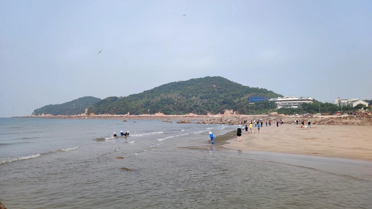 
                        韓國首爾仁川島海邊游記2021年10月3日，韓國首爾，氣溫28°/18°，天氣晴轉多云。早上8點出發，坐車前往海邊。離開市中心后，上了高速公路，沿途經過漢江、金浦機場、仁川機場，大約1小時10分鐘后，抵達仁川島的海邊。具體位置在【仁川機場海景酒店】對面的海灘，這里是免費的，停車也不收費。海灘的北邊是【露積峰】，再往北就是【乙旺里海水浴場】。也許因為這里的海灘是免費的，管理稍顯不足，海灘和海邊有些臟，但風景依然很美。很多家長帶著小孩來這里游泳、戲水、撿小魚小螃蟹、露營等，場面非常熱鬧。?????????????我換上拖鞋，淌水玩了一會兒。由于安全意識不到位，爬巖石時腳滑了一下，右手扶巖石時中指被刺了一下，流了一點血。巖石上有很多貝殼和生蠔殼，非常鋒利。海水慢慢漲潮了，我又估計不足，打算淌水回沙灘時，一腳滑倒，另一腳及時支撐，結果被巖石劃傷，還差點摔倒。之后我不敢冒進了，叫上同伴，被扶著走出了巖石區。回到放背包的地方，幸虧帶了酒精和紙巾，好好處理了一番腳傷，然后穿上了鞋。我的教訓深刻：如果穿拖鞋，就在海灘上玩，不要去巖石區！????在海灘上，我撿了幾個貝殼和一塊石頭，留作紀念。????回程路上，經過汝矣島、好市多超市、首爾火車站、樂天瑪特超市，簡單逛了逛，買了一些東西。因為照片比較多，我會慢慢地分享。????#韓國 #韓國旅行 #仁川旅游 #仁川海邊 #我的日常