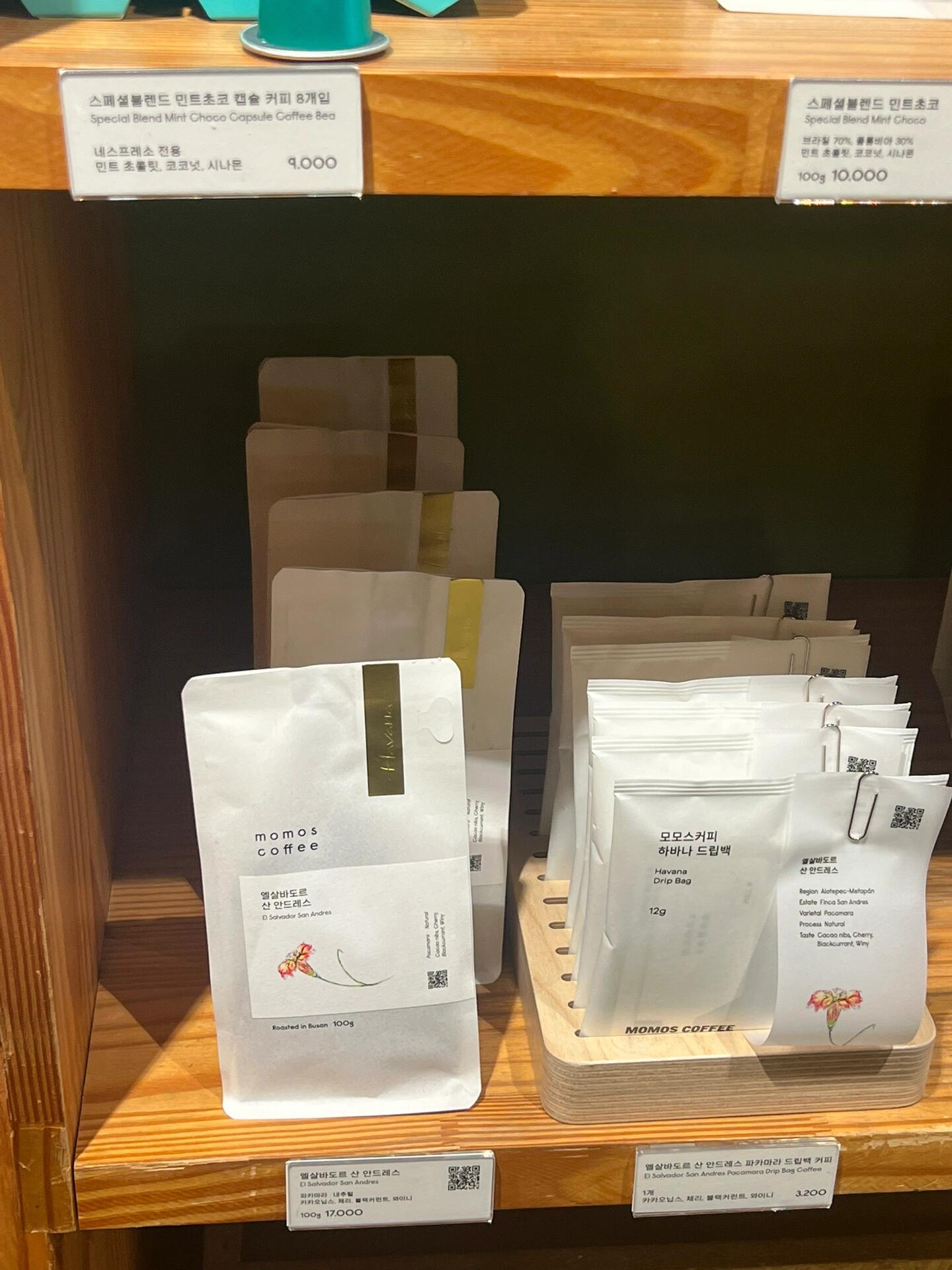 
                        99家探店分享|No.11????釜山冠軍咖啡師的店??橙子味(果味)的冰美式聽說老板是韓國非常有名的咖啡師，好像還獲得了2019年全球咖啡比賽世界冠軍的稱號！咖啡店位于韓國釜山。人氣非常高，點餐時居然還排隊了，好在店面很大，所以位置還是很多！店面花園走的是日式庭院風，一樓有個開放式咖啡操作臺，可以看到咖啡師制作咖啡的全過程，旁邊還有各種各樣的咖啡豆，都是帶著果香味的！聽說也很不錯，下次準備買點試試！蛋糕的話就非常一般了！店名：momos coffee#韓國生活#筆記靈感#周末去哪兒#探店#COTD咖啡探店#跟我來探店#咖啡店#周末探店#韓國咖啡廳#釜山旅行#釜山美食#韓國釜山