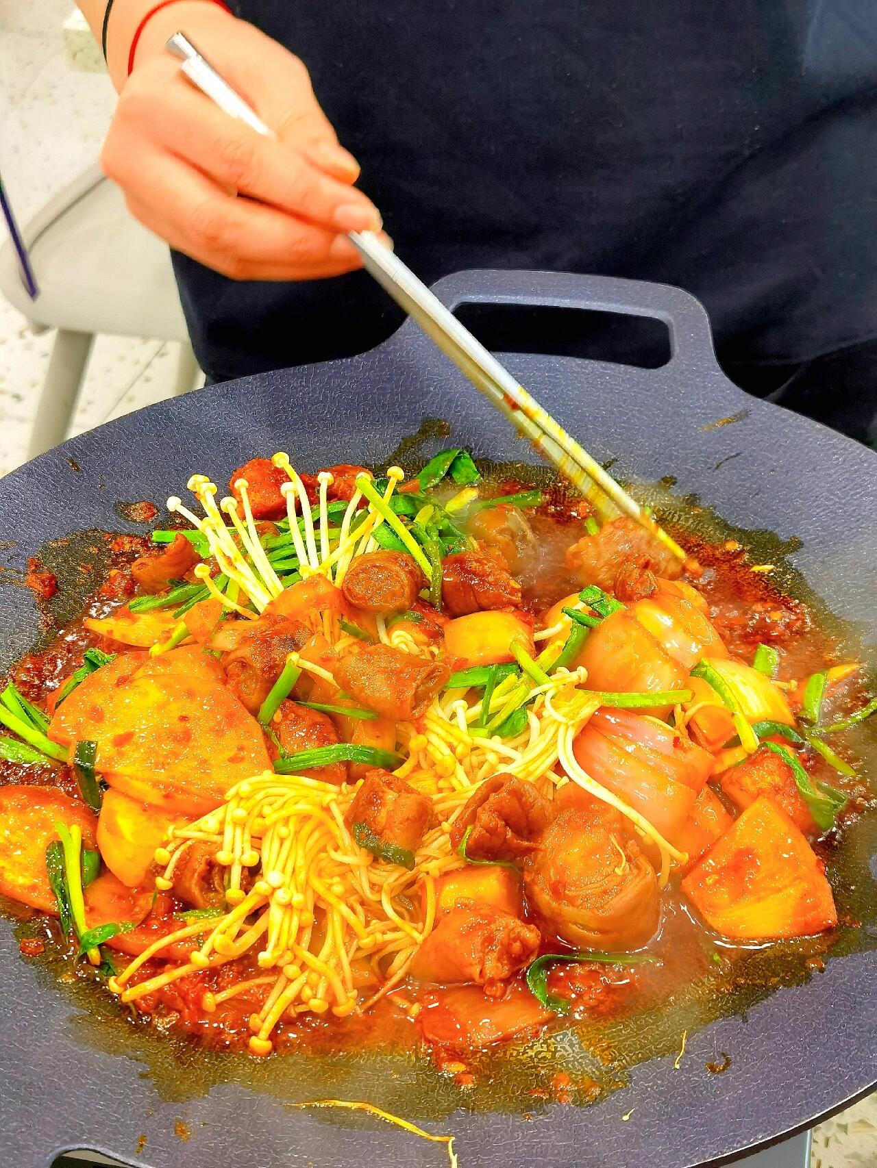 
                        老門東的韓料店太好看了！魂穿梨泰院街頭韓劇女孩的DNA又動了！門頭、食物和陳設都韓里韓氣，太好拍了??店里還在放樸敘俊的《梨泰院class》，仿佛在首爾????_??帶魚鍋足足有快1米長的帶魚鍋，里面有一整條帶魚??帶魚肉吃起來細膩，魚刺也少，鮮辣爽口的湯頭里還可以加魚餅串、章魚??～.??辣炒牛腸熱愛牛腸的我推薦這個！現炒現吃，韭菜?牛腸?秘?制辣醬?綿密土豆??，牛腸勁道的口感真的很上頭.??拉面抄年糕加了午餐肉的拉面年糕??，甜辣的醬汁女孩子無法拒絕！趁熱吃，不然就會坨掉哦_????招璽朝韓料理(老門東店)??剪子巷老門東五板橋19號??地鐵3號線武定門站2號口_#發現一家南京好店 #南京旅游攻略 #南京探店 #梨泰院 #韓餐