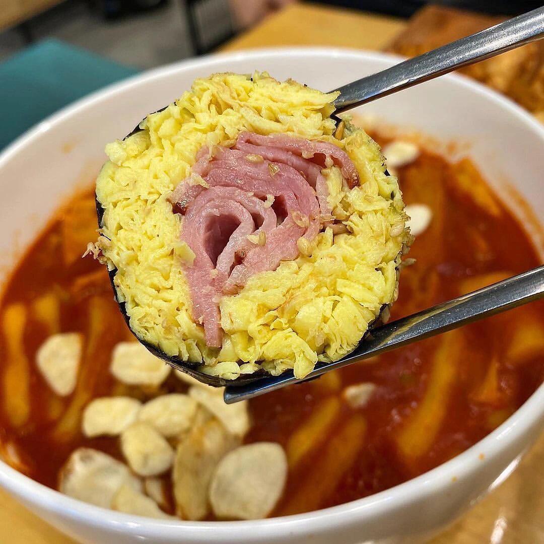 
                        ????江南這家紫菜包飯，絕對無敵?????? ?????? ?? ??? ????8? 22 1? 102?? 08:30-21:00?? - ?????????/南道泡菜金槍魚卷 8,500- ??????/迷你套餐 13,000- ???????(2~3??) /蜜糖大蒜炒年糕(2-3人份) 16,000- ????/脆皮冷面 8,500#首爾 #首爾探店 #首爾美食 #江南 #江南站 #韓國美食 #韓國旅行