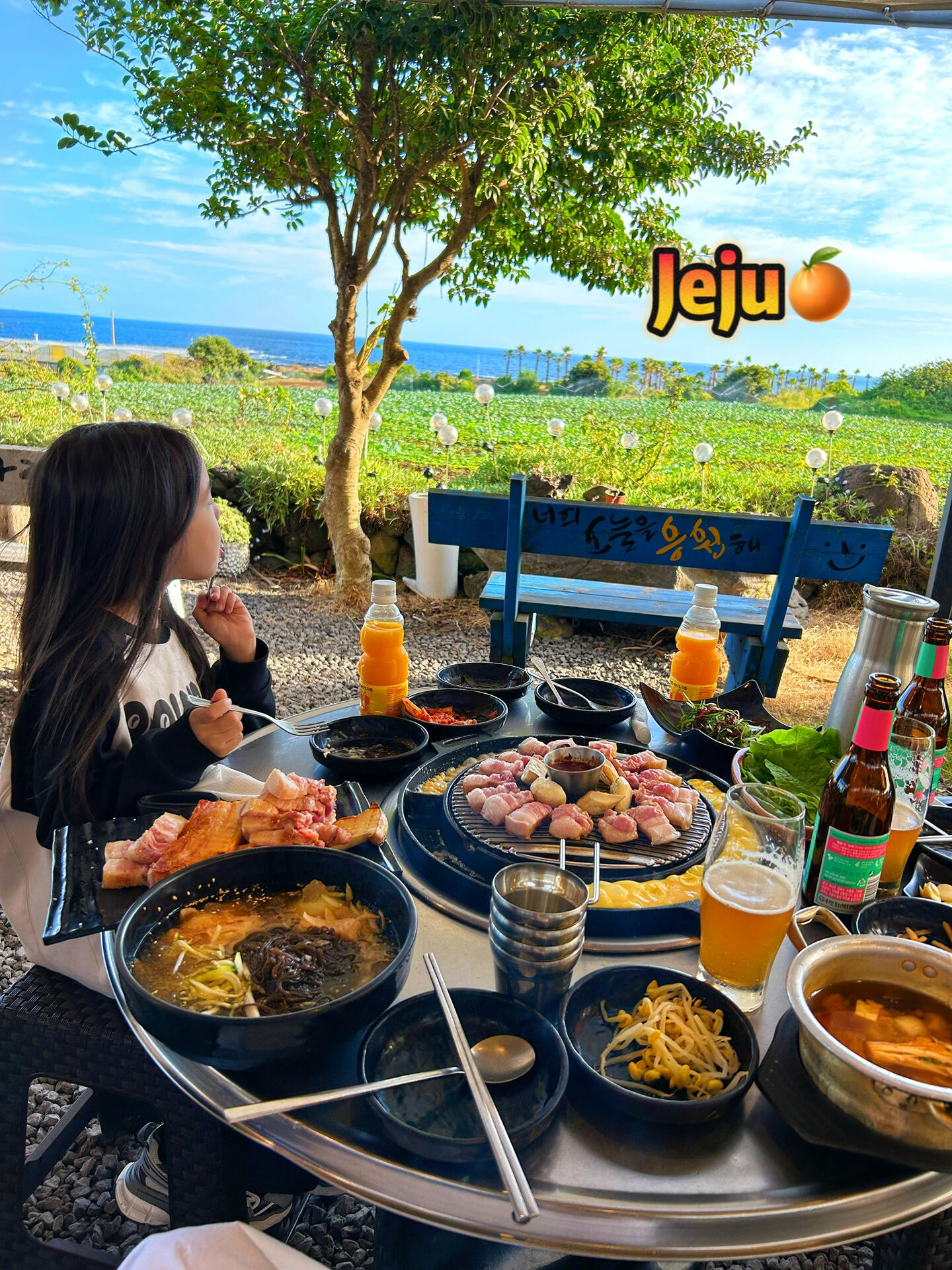 
                        辣媽特種兵—帶娃來(lái)濟(jì)州島??的第1??天國(guó)慶帶娃娃們來(lái)濟(jì)州島度假啦～天氣真的非常舒服～??下午到達(dá)西歸浦市的帕納斯酒店，離機(jī)場(chǎng)45分鐘車程。濟(jì)州島的酒店大部分都是3點(diǎn)以后check in，晚餐選擇了“庭院烤肉”，不需要預(yù)定，室外的位置先到先得。烤肉店的阿吉媽都會(huì)中文，溝通無(wú)障礙，酒店門口打車??也很方便～吃完回酒店休息了，第二天行程滿滿早點(diǎn)睡覺(jué)覺(jué)??～#濟(jì)州島 #濟(jì)州島美食 #濟(jì)州島旅游 #國(guó)慶節(jié)旅游 #國(guó)慶節(jié)去哪玩 #遛娃好去處 #旅行Vlog #萌娃日常 #十一旅行日記