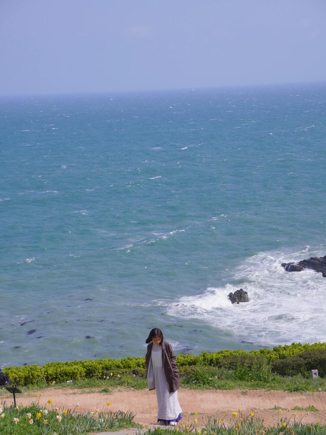 
                        釜山????必去景點(diǎn)-五六島??春天限定油菜花#浪漫生活的記錄者滿心歡喜要去見(jiàn)油菜花誰(shuí)知道那天風(fēng)大得不得了！五六島天空步道直接關(guān)閉??可惜那天好冷體力不支沒(méi)辦法走到二妓臺(tái)看看風(fēng)吹的我無(wú)法呼吸??真的蠻漂亮！搭公車可以到！??油菜花是春季限定 三月中到三月底#今晚去韓國(guó)———————————#韓國(guó) #釜山 #Busan #korea #busantrip #busantravel #busankorea #釜山景點(diǎn) #海云臺(tái)膠囊列車 #bluelinepark #釜山必去 #釜山攻略 #釜山旅游攻略 #釜山自由行 #釜山自由行攻略 #釜山必吃 #釜山美食 #釜山旅行 #五六島 #海云臺(tái) #廣安里 #釜山旅行