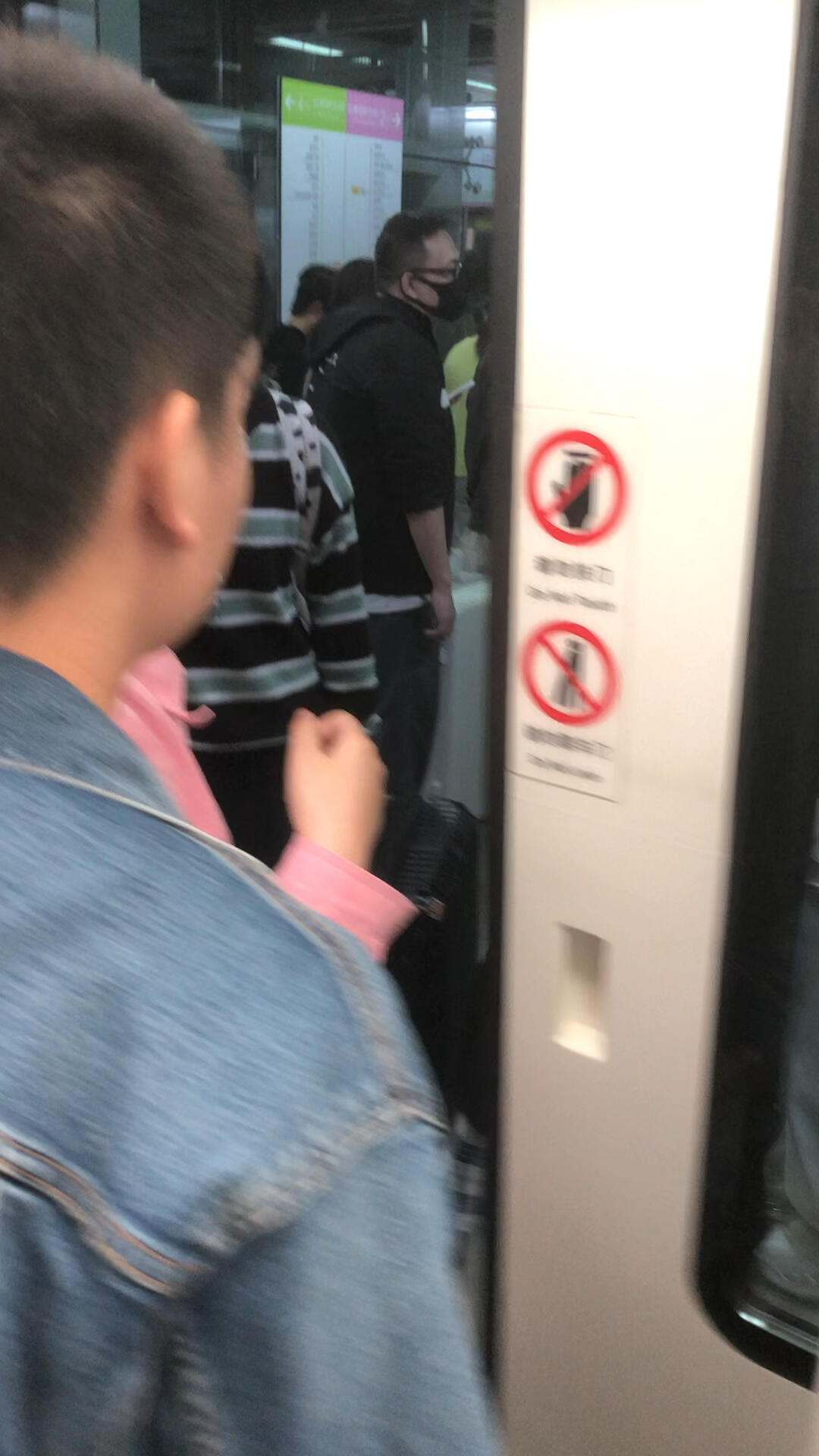 
                        二號(hào)線太嚇人了??雖然基本上半分鐘一趟車，但是每輛車都人爆滿。排了五趟車終于上車#恐怖#梨泰院#二號(hào)線#韓國(guó)地鐵#人擠人#交通體驗(yàn)