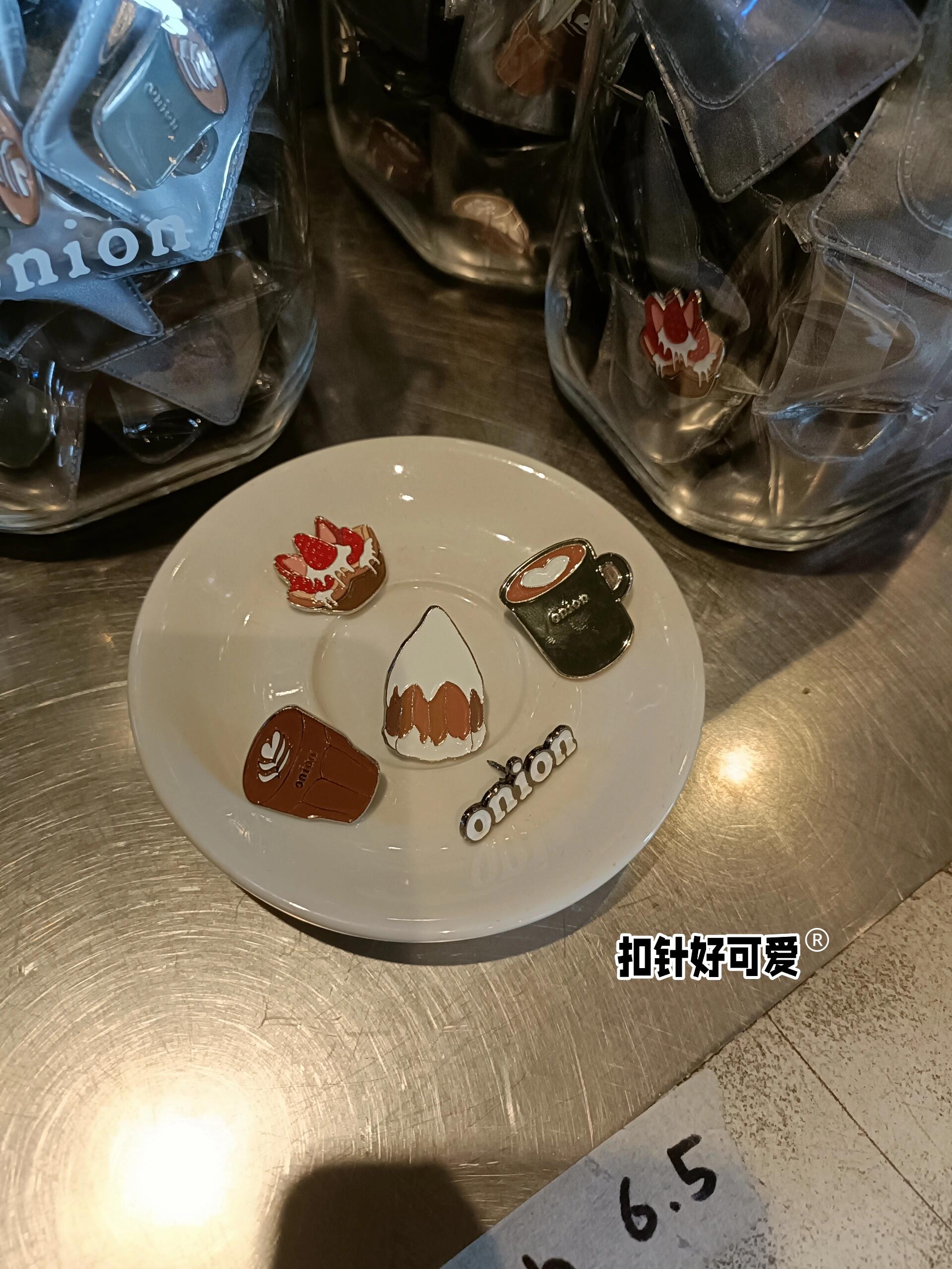 
                        首爾必去的Onion咖啡廳??Onion真的超值得去的！食物好吃，環(huán)境超chill～星期一去的話，人不會(huì)多到爆，但還是排了蠻久的隊(duì)買面包。大家要注意一點(diǎn)哦，如果要坐室內(nèi)，是需要在入口那邊排隊(duì)的，工作人員會(huì)安排座位給你。我很幸運(yùn)地坐在了戶外，感覺(jué)超棒！路線：安國(guó)站3號(hào)出口出來(lái)，轉(zhuǎn)左就是了。London Bagel也在附近，但人太多，我就沒(méi)去了。#首爾 #首爾咖啡廳 #首爾旅行 #韓國(guó)旅行 #韓國(guó)咖啡廳 #韓國(guó)旅行攻略 ????