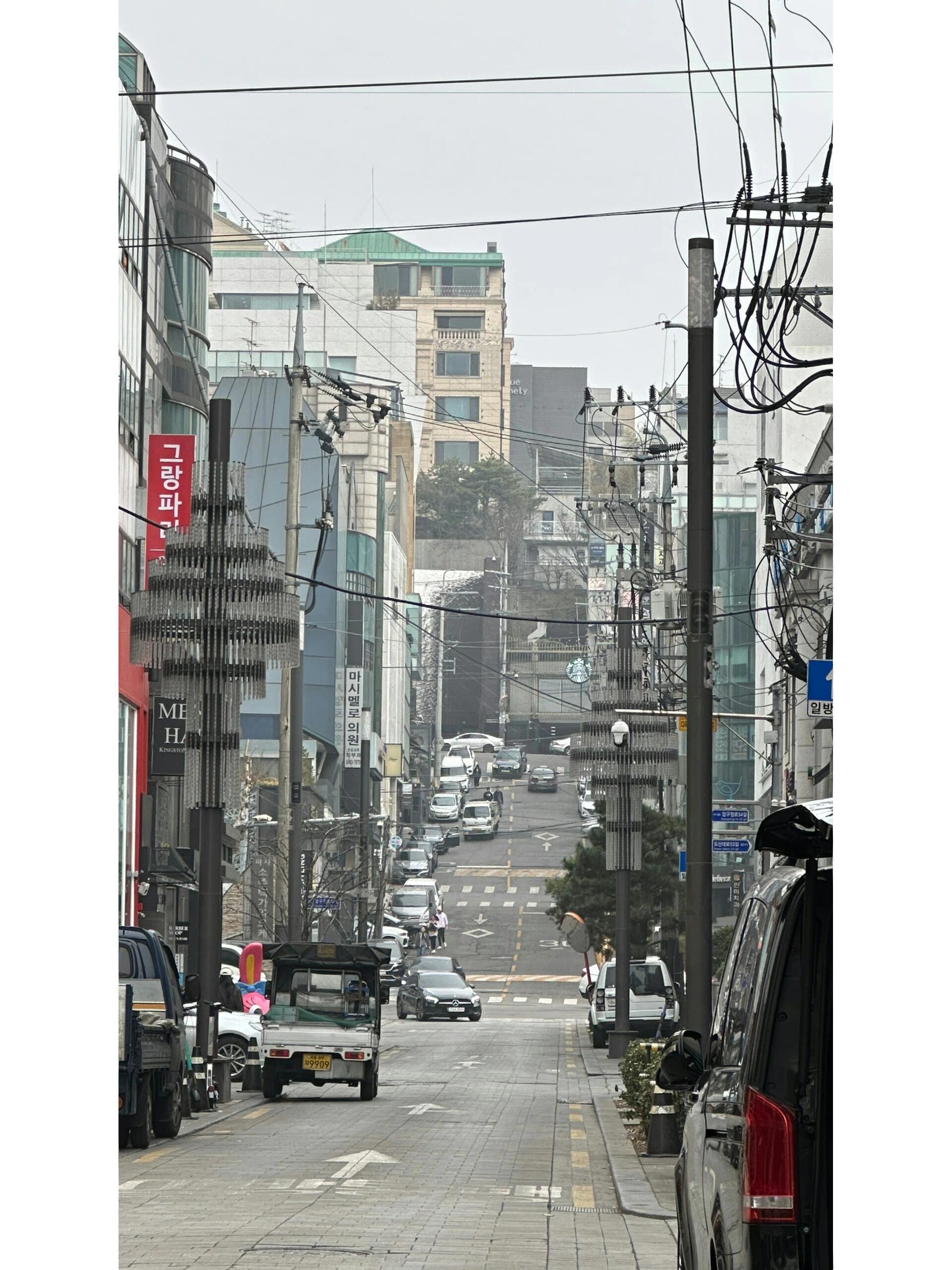 
                        首爾逛街live日記????簡(jiǎn)直是特種兵的暴走日記首爾實(shí)在太好逛了，但一個(gè)人只能對(duì)鏡拍拍啦??淺淺留念幾張手機(jī)里的存圖，分享幾身穿搭??這次去了之前很少去的圣水洞，下次好好出一篇攻略！#五一去哪玩 #圣水洞 #首爾旅行 #生活碎片 #逛街 #記錄生活 #韓國(guó) #首爾探店