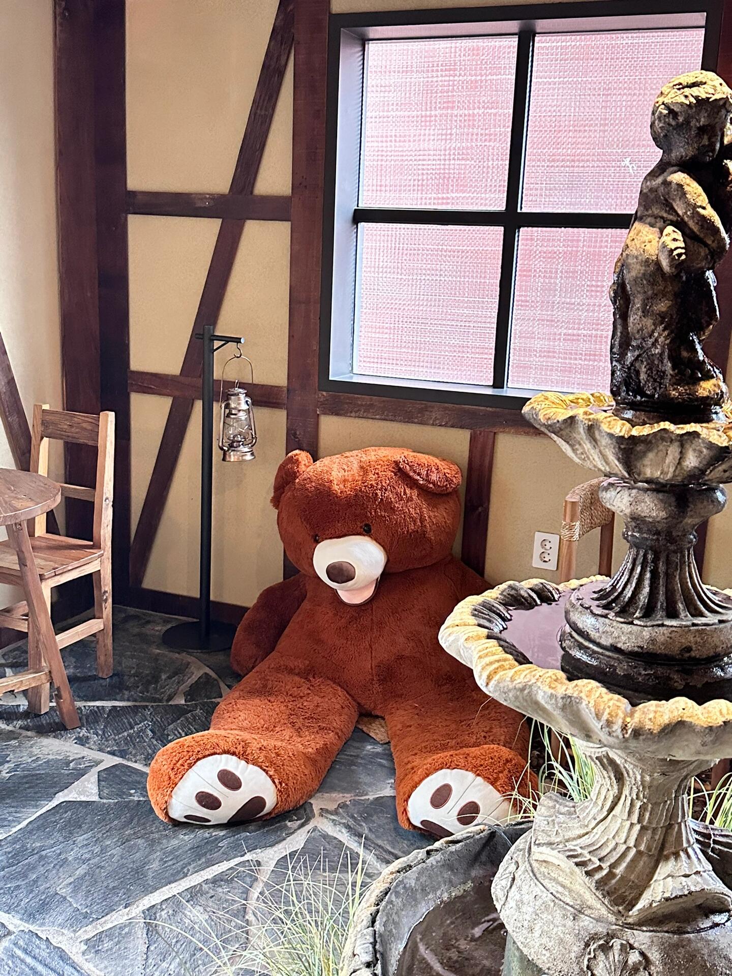 
                        漢南洞小熊咖啡店和朋友在漢南洞逛街時(shí)，無(wú)意間發(fā)現(xiàn)了一家超可愛(ài)的小熊主題咖啡店?bar ??。作為一個(gè)對(duì)小熊毫無(wú)抵抗力的人，立刻拉著朋友進(jìn)去體驗(yàn)了一番。我們各自點(diǎn)了一個(gè)貝果和飲品，我選擇的是貝果三明治，吃完真的超級(jí)滿足！還點(diǎn)了一杯百香果氣泡水，味道也很贊！??店里有各種口味的貝果可供選擇，搭配飲品或者啤酒都很不錯(cuò)哦~ ??#韓國(guó) #首爾 #首爾探店 #漢南洞 #漢南洞探店 #咖啡店 #貝果 #高顏值咖啡館推薦