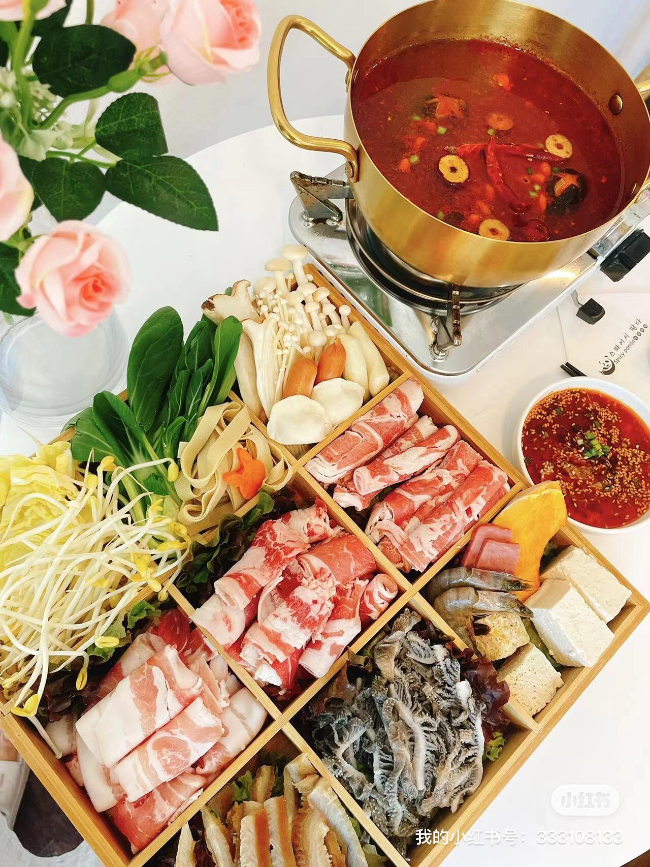 
                        ?? 大邱慶北大學(xué)附近的麻辣熊貓中餐館美食探店 ???各位美食探店的小伙伴們，今天要給你們安利一家位于大邱慶北大學(xué)北門附近的中餐館——麻辣熊貓！這里的美食，簡(jiǎn)直是讓人回味無(wú)窮的國(guó)內(nèi)風(fēng)味啊！??首先，得說(shuō)說(shuō)他們家的花蛤，新鮮活蹦亂跳的，絕對(duì)不是冷凍貨，炒出來(lái)的味道鮮美極了！?? 再來(lái)說(shuō)說(shuō)蛋撻，是老板現(xiàn)場(chǎng)烤制的哦，那脆脆的口感，簡(jiǎn)直就是經(jīng)典葡式風(fēng)味的代表！??而且，重頭戲來(lái)了，火鍋里居然有鴨血！是的，你沒(méi)聽(tīng)錯(cuò)，就是那種國(guó)內(nèi)常見(jiàn)的鴨血，讓人懷念的味道！??如果你已經(jīng)躍躍欲試了，那就趕緊記下地址吧：?? ?? ???23?20 2?。用naver搜索??????，就能輕松找到路線。不過(guò)記得，樓下是不能停車的，那里有攝像頭，一旦違停，罰款可不是小數(shù)目。????建議把車停在????????，只需步行一分鐘就到，而且因?yàn)槭枪餐＼噲?chǎng)，收費(fèi)超級(jí)親民，一小時(shí)才一千多韓幣，比起違停罰款簡(jiǎn)直是太劃算了！??如果你想宅在家里享受美食，也可以通過(guò)????或者???進(jìn)行點(diǎn)餐，但是注意他們有配送范圍限制，如果太遠(yuǎn)的話，就只能選擇堂食啦。??快來(lái)這里大快朵頤一番吧！記得打卡分享你的美食體驗(yàn)哦！??#韓國(guó)大邱 #大邱旅游 #慶北大學(xué) #大邱探店 #大邱美食店 #大邱旅行推薦 #大邱旅游信息中心 #大邱打卡 #大邱