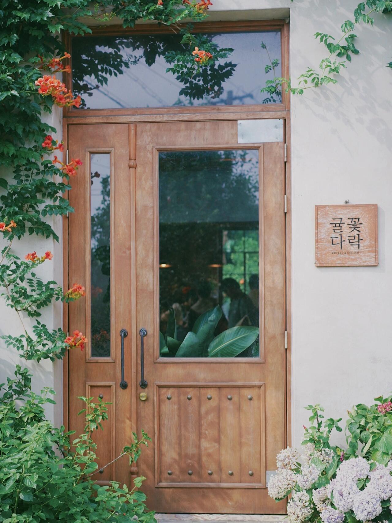 
                        濟(jì)州島丨走進(jìn)了莫奈花園般的咖啡館??原本只是想在#西歸浦 找一家??咖啡館，沒(méi)想到走進(jìn)的這家比想象中更好拍。一進(jìn)門就是P1這個(gè)窗景，外面映襯的花仿佛在莫奈花園。店裝復(fù)古，穿個(gè)裙子就可以假裝公主（bushi）。因?yàn)槭橇拢瑣u上的繡球花開(kāi)的正好，后院有整整一大片繡球，各種顏色。我覺(jué)得韓國(guó)人真的很懂美女們想要什么，在每個(gè)角落都精心設(shè)置了拍照點(diǎn)，無(wú)論坐在哪里都很出片哎（然而那天我沒(méi)有化妝）。飲品和甜品無(wú)功無(wú)過(guò)吧，環(huán)境讓我可以坐一整個(gè)下午。#高顏值咖啡館推薦 #下午茶 #咖啡 #探店 #拍照 #莫奈花園 #濟(jì)州島 #濟(jì)州島旅行 #韓國(guó)旅行 #韓國(guó)咖啡館