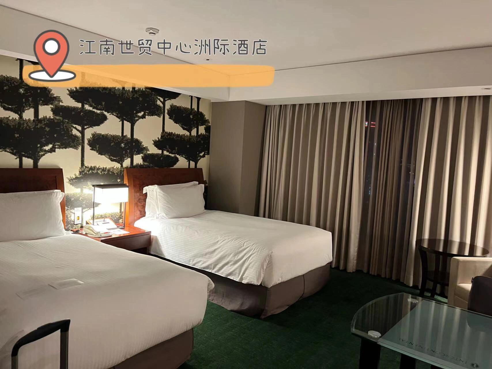 
                        韓國(guó)酒店分享這次去韓國(guó)住了兩家酒店，#明洞九樹(shù)精品二號(hào)酒店（4?）和#江南世貿(mào)中心洲際酒店（5?），總體滿意，分享一些細(xì)節(jié)給需要挑酒店的朋友們：?? 提前2個(gè)月定酒店，價(jià)格比提前1個(gè)月便宜很多。多攻略推薦Agoda定，但不一定比攜程定完機(jī)票后再定酒店便宜。?? 我們對(duì)酒店的要求是干凈，離地鐵站近。這兩家都確實(shí)做到了，去地鐵站大約5分鐘都能走到。但九樹(shù)雖然離地鐵站近，從站口走到地鐵上還需要再走5分鐘左右。?? 優(yōu)點(diǎn)：九樹(shù)附近很熱鬧，5步一個(gè)便利店，10步一個(gè)巴黎貝甜，還有炸雞湯飯等各種美食，走到明洞小吃街也只要12分鐘。據(jù)說(shuō)wild wild show就在步行5分鐘的地方，我們也是沖著這個(gè)定的，但沒(méi)想到我們?nèi)サ臅r(shí)候這個(gè)秀出去巡演了TAT。洲際coex的服務(wù)態(tài)度非常好，堪比海底撈，從下出租車就有人幫你拎箱子、引路、開(kāi)門，全程微笑服務(wù)。辦理入住后還送了兩張水族館的票，我們最后一天去兜了一圈。洲際的房間很大，可以隨便攤開(kāi)箱子，對(duì)于購(gòu)物狂來(lái)說(shuō)超方便。因?yàn)楦浇鼪](méi)有便利店，我們就在酒店吃的早餐，品類超級(jí)多，口味也很不錯(cuò)！?? 缺點(diǎn)：九樹(shù)是很正常的韓國(guó)酒店，面積很小，箱子攤不開(kāi)。給我們的房間毫無(wú)景色可言，窗外是墻……對(duì)女生來(lái)說(shuō)，既沒(méi)有化妝鏡也沒(méi)有自然光可以化妝。而且韓國(guó)酒店可能為了環(huán)保，垃圾桶里是沒(méi)有垃圾袋的，個(gè)人有點(diǎn)嫌棄。這兩家酒店廁所都沒(méi)有排風(fēng)，我很震驚！拉完臭臭需要緩一會(huì)兒才能繼續(xù)用洗手間……住宿體驗(yàn)肯定是洲際更好，但洲際確實(shí)也比九樹(shù)貴了很多，性價(jià)比上可能差不多，大家主要根據(jù)自己最看中的特質(zhì)來(lái)選擇酒店就好。#韓國(guó)酒店 #明洞 #洲際酒店 #旅游攻略 #住宿推薦