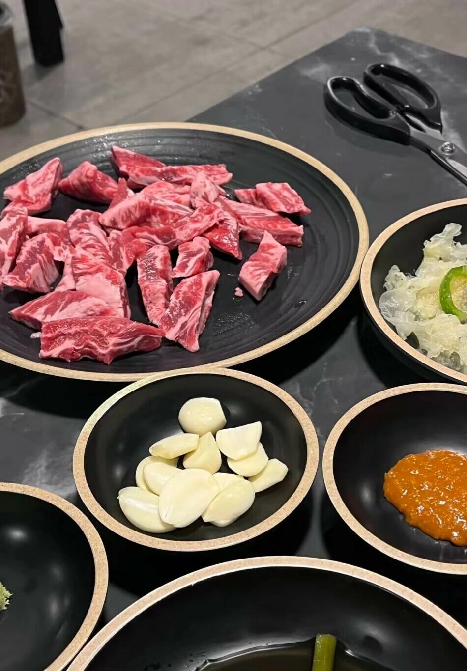 
                        明洞必逛！沒有人來明洞不來這兩條街1?明洞大街??： 明洞大街是首爾最繁忙的購物區之一，擁有眾多國際品牌、本土品牌、化妝品店和時尚服裝店。可以在這里找到各種時尚商品，從服裝、鞋類到化妝品和配飾，適合購物愛好者。此外，明洞大街還有許多美食小吃攤位和餐廳，可以品嘗當地特色美食。2?明洞小巷： 明洞小巷是明洞區域內的一些小街道和巷子，與繁忙的主要購物街相比，這些小巷更具有本地特色和獨特的氛圍。在這里發現獨特的手工藝品、藝術品、飾品和小店，體驗更加傳統和本土的購物氛圍。這些小巷通常還有許多咖啡館、茶座和小吃攤位，可以放松身心，享受休閑時光。#韓國 #留學韓國 #韓國旅行 #韓國首爾 #首爾 #首爾美食 #首爾旅行 #首爾明洞 #明洞 #明洞美食 #明洞探店