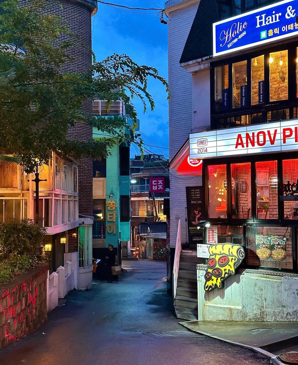 
                        ?? City Walk ????1-3 TAMBURINS Jennie 的香氛店，來韓國必打卡??！里面的馬會動，香氛閉眼入，自用送人都超贊??。4 Le Labo，價格比國內劃算很多，值得一逛。5 GM 店里的貨不是很全，有些已經售罄了，但里面有個小姐姐人超好，還會幫忙查哪里能買到。6-7 當地超??的 London Bagel，路上遇到的臺灣人帶我們去的。這家排隊時間算短的，早去只需等1小時，還可以外帶哦。8 石坡廊，是我們在韓國吃的第一頓，傳統韓料宮廷御菜，味道有點一言難盡??。最后兩張是梨泰院，周末人多一些。酒吧推薦去 Vaikiki，人超滿氛圍好，歌都是那種全世界人民都會跟著大合唱的??。真是一方水土養一方人，落地就是特種兵，沒怎么睡覺也不會困?????♀?。先更新這些吧！#tamburins#JENNIE#梨泰院