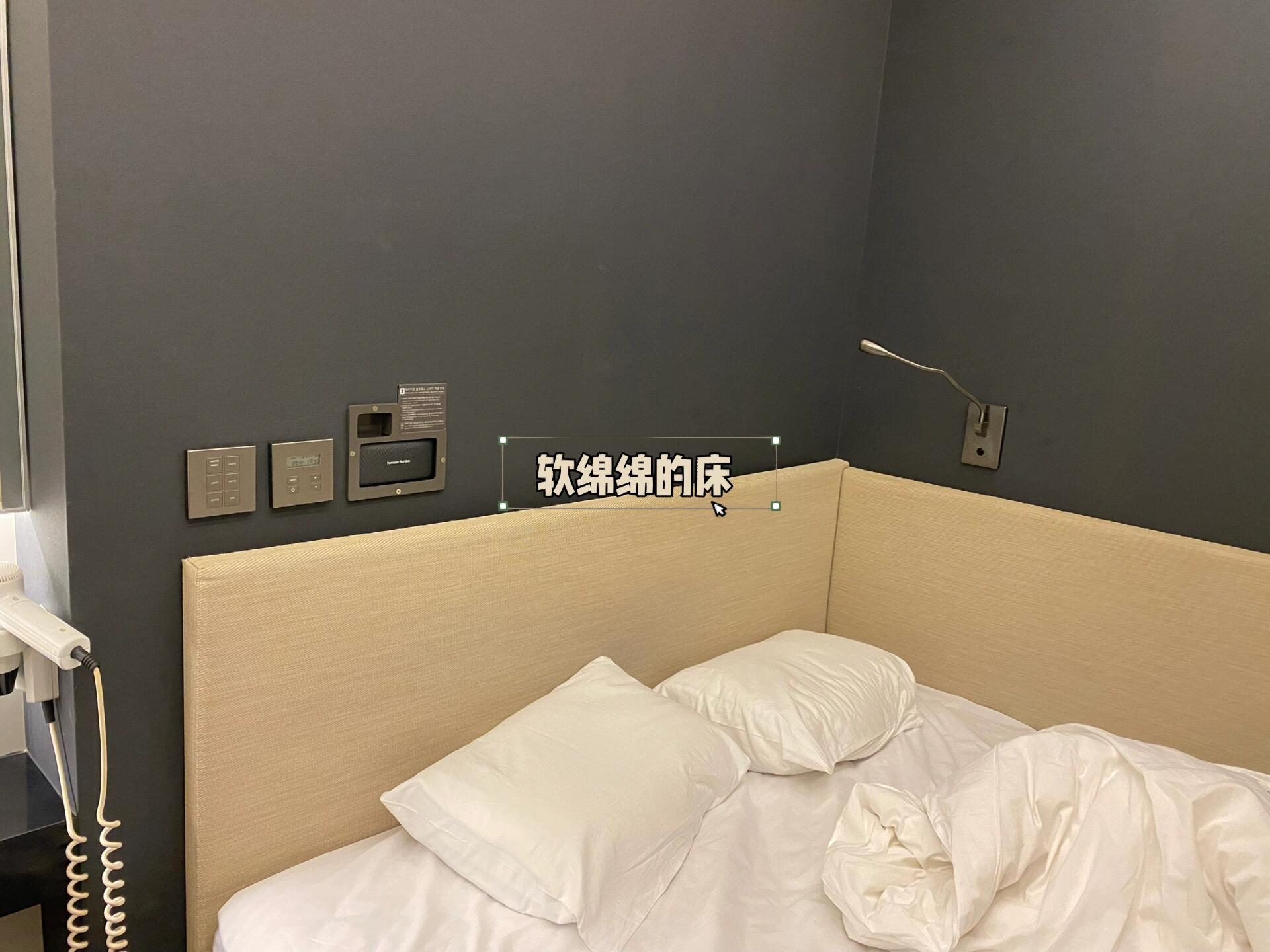 
                        ????早上7點的飛機？推薦仁川機場膠囊酒店！????不想在機場過夜，卻想住機場的姐妹們，推薦住這間在仁川機場的日式膠囊酒店！?這家膠囊酒店在Terminal 1 和 Terminal 2 都有哦！??PS: 坐AirAsia 或Mas Airline飛機的姐妹，選T1更方便哦~我選的房間類型是雙人間帶浴室的（浴室沒有包括馬桶哦) ?? 如果需要上廁所，需要到公共廁所哦（非常干凈??）?? 地鐵：[Airport Railroad]乘坐A號藍色線到 A10 （仁川國際機場1號航站樓）?? 酒店地點: Terminal 1 ，第一層?? 價錢： 馬幣261.65 (不包括早餐）? 入住時間： 12小時 （晚上8點到早上8點）提供： WiFi??，衣架??，吹風機??，冷氣??，床頭燈??，沐浴露??，洗發液??需要到前臺辦理入住，入住后會給你房間卡，有了房間卡才能進去房間區的（蠻安全的??），要退房時記得交卡給前臺哦！房間有包括沐浴露和洗發液，洗臉臺在浴室外面哦，建議早上/半夜機，不想在機場睡沙發的姐妹們，可以入住哦！#韓國旅行 #韓國酒店 #韓國機場 #韓國仁川機場 #韓國膠囊酒店 #仁川機場酒店 #韓國旅行攻略