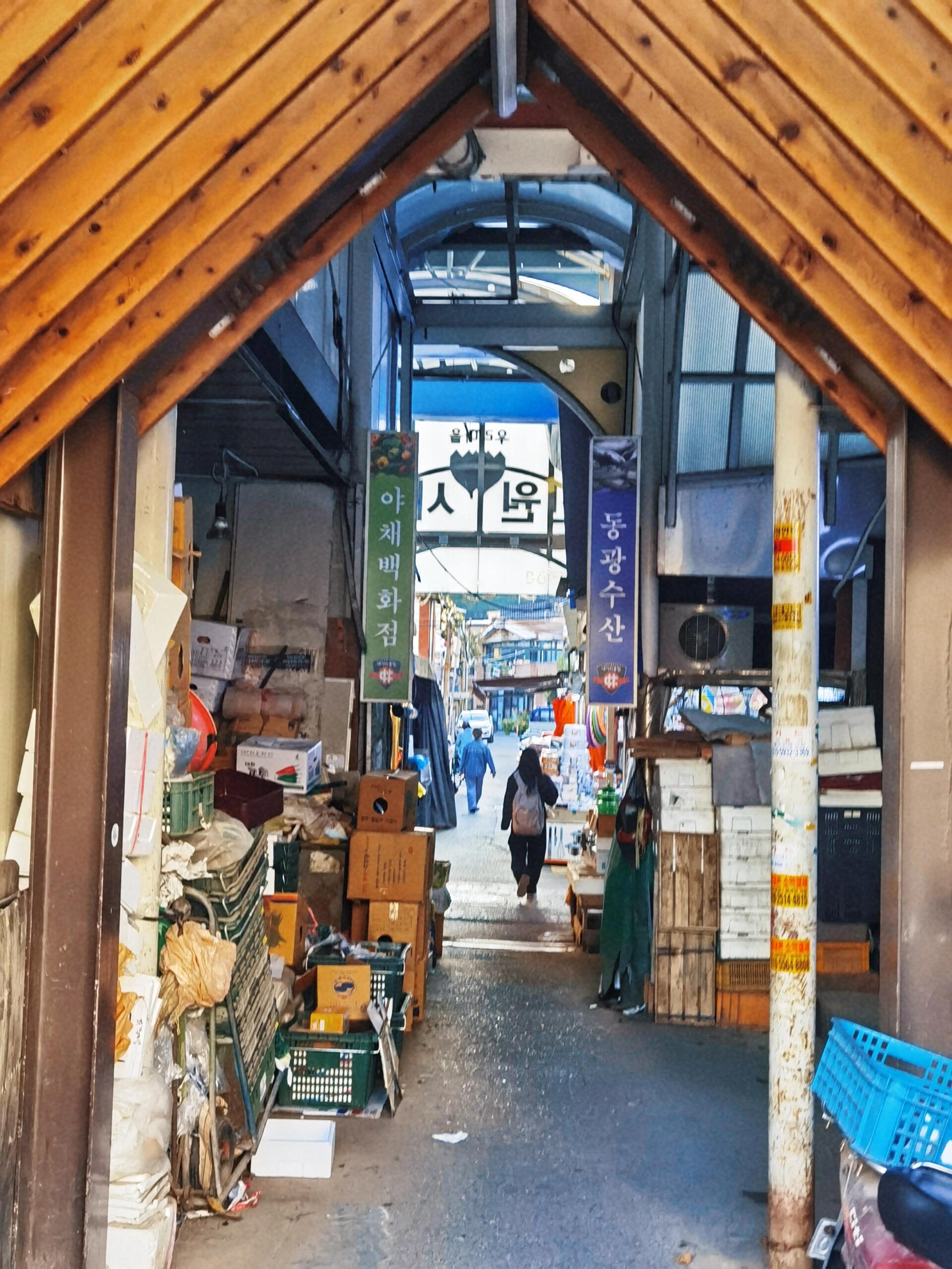 
                        City Walk????探索首爾的獨特魅力??韓國的街道充滿了獨特的魅力。這里山巒起伏，道路蜿蜒成一個個長長的坡道，兩旁是充滿特色的本地店鋪，比香港的地形更為復雜。在大街小巷中漫步，你會發現充滿生活氣息的街道——錯落有致的店招、獨具風格的??，入口或陡峭或隱秘，充滿了小生活的韻味。??韓國的地鐵也別具一格，設有專門區域供特殊群體休息（不僅僅是單個椅子），即便車廂滿員，但如果不屬于特定群體，其實是不能坐下的哦。#韓國地鐵??地鐵和公交的聯動刷卡系統也很特別，這可能是交通出行的SaaS解決方案？#交通 這樣換乘超級方便，真是個不錯的設計。#首爾 #韓國 #假日citywalk #韓國街道 #十一旅行日記 #旅游 #城市 #周邊游 #這個模板有點東西 #想記錄下此刻