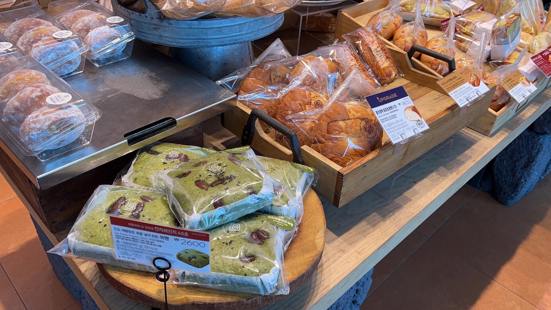 
                        濟州島必打卡甜品店??便利店也能買！對的吃完了海鮮烤肉和那些美味的韓餐怎么能少得了這些甜品！除了巴斯羅賓的雪冰之外，濟州島還有好多好吃的甜品！！1. Umu 冰淇淋 推薦指數??????這家店是濟州島網紅布丁店相信你一定會搜到過，但是沒想到的是還能在CU便利店碰到他們，所以大家記得每次去充值t-money的時候都去看一看便利店的冷柜！親測花生更好吃！2. meyou 柑橘冰淇淋 推薦指數????????他們家有兩家店！涯月邑這家只是一個紀念品商店，我們特地去了另外一個地址去買這個冰淇淋和前一篇的鮑魚飯團，地址不確定的姐妹可以在IG上搜索一下他家賬戶，會有很清楚的地址指引！冰淇淋是好吃的！果醬味很純正超濃！他家的紀念品也非常特殊！我買了兩個燒酒杯，雖然是madeinchina但是pxx和??上都沒找到3. Alice雪冰 推薦指數??????????不吃雪冰不叫來過濟州島！alice是一家開了很多年的店了，基本上是當地人想吃甜品的首選。強推草莓雪冰！有一塊草莓芝士蛋糕+牛奶冰+草莓+冰淇淋+草莓醬，口感賊豐富！！而且一份份量很足，三個人都差點吃不下4. 一家網紅面包店abebe 推薦指數????是可以嘗試的程度，主要賣的是夾心歐包。個人覺得比較好吃的是那個花生麻薯的內陷，其他都有點一般般，性價比不高，可以微微嘗一下5. 典農路櫻花大道最東邊的cookie店 推薦指數??????小姐姐人很好，是我們走著走著突然看到and嘴饞買的曲奇（濟州島人好愛吃曲奇）。推薦味道是double choc！6. 城山日出峰腳下的冰淇淋店 推薦指數??????花生味道很獨特，hallabong的味道也好吃的！可以買個冰淇淋在下面快樂拍照7. 牛島的rich mango 想去沒去成嗚嗚嗚8. 機場的巴黎貝甜 推薦指數??????????漢拿山黃油餅干伴手禮買起來！大家不要去機場里面的那家，人很多要排隊甚至可能沒有那個黃油餅干賣。我們去的是航站樓外面有一家，甚至不需要預約or排隊，想買多少買多少！直接walkin買完走人，銀聯卡也可以用～#濟州島旅行 #濟州島 #甜品 #甜品探店 #吃了甜食會開心 #美味甜品店 #雪冰