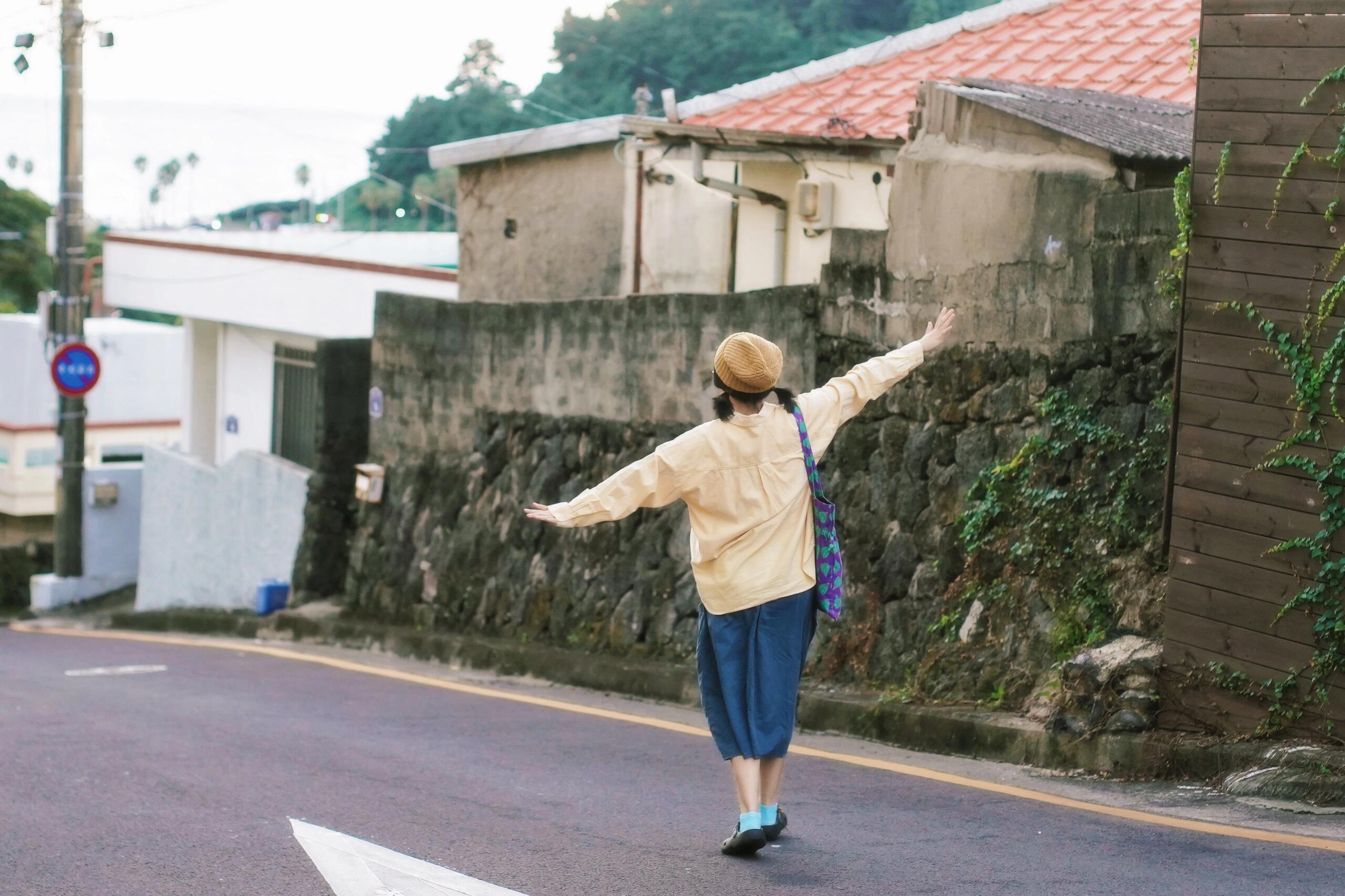 
                        如何在韓國拍出日本風情？?? 濟州島市區的拍照體驗其實比較一般，有些地方甚至不如威海更有韓國的感覺（哈哈哈開個玩笑）。但在西歸浦，隨便citywalk一下就能發現很多美景！這里地廣人稀，隨處可見通向大海的小店，特別適合拍照??。很神奇的是，在西歸浦看到的歐洲游客特別多，中國游客相對較少。下午的光線無論怎么拍都很美，朋友還說我拍出了在日本的感覺呢哈哈哈。從市區出發，乘公交車大約需要一個半小時，打車的話只需一小時。西歸浦真的很不錯，下次一定還會再來！#十一旅行日記 #濟州島旅行 #旅途中的美景 #韓國旅行 #西歸浦 #膠片濾鏡 #濟州島旅拍