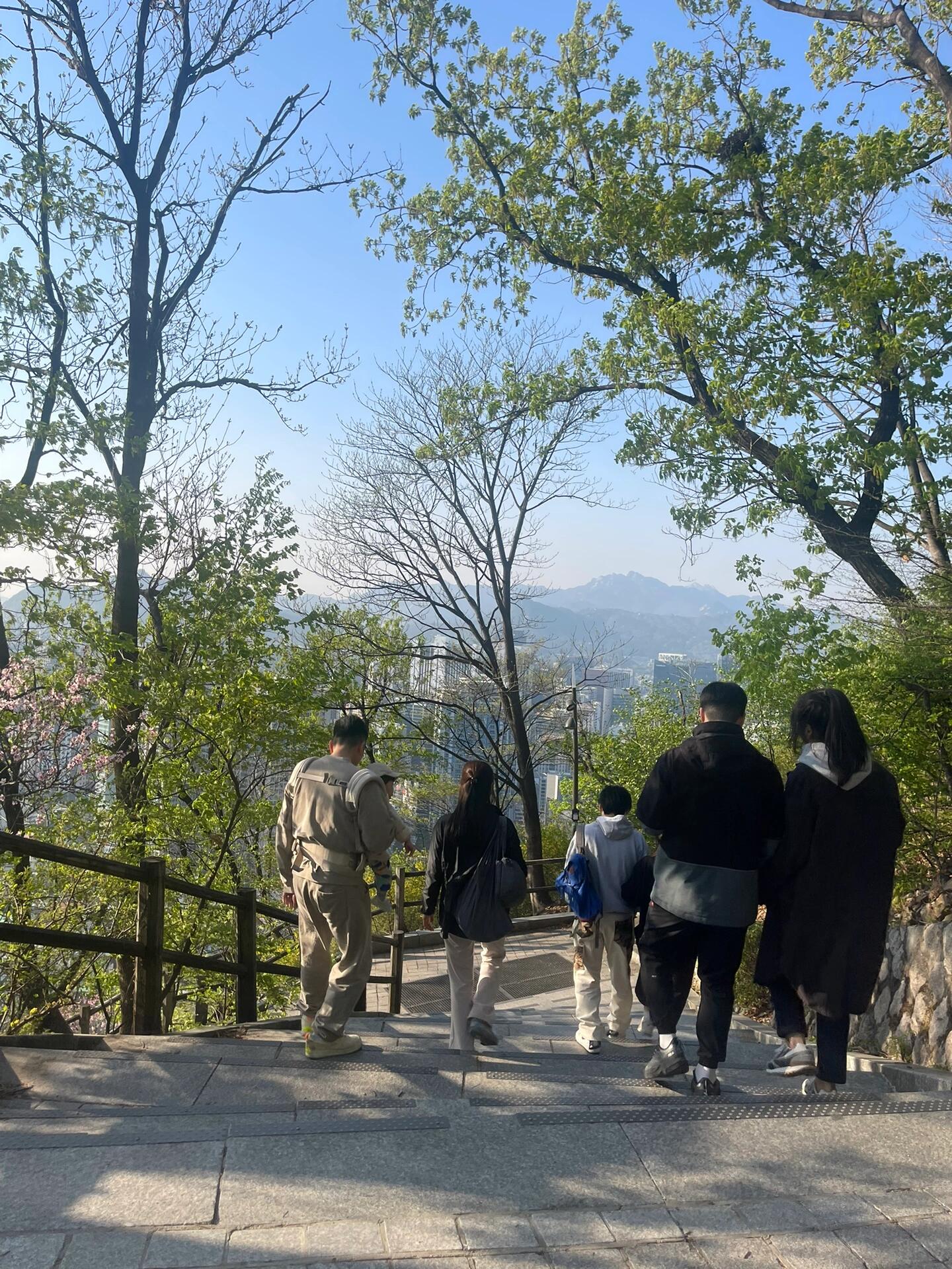 
                        首爾南山塔登頂攻略，2016同心鎖還在哦！#首爾南山塔 #首爾旅行 #韓國旅游 #南山塔 #打卡首爾 #情侶打卡地 #韓國景點 #首爾必去南山塔真的太難登了！不過風景超美，值得一去！???2016年和TA一起掛的同心鎖還在呢，滿滿的回憶??。登頂后可以俯瞰整個首爾市區，超震撼的視野！??建議大家穿舒適的鞋子，帶點水和小零食，慢慢爬上去，沿途風景也很美哦！??南山塔不僅是情侶們的打卡圣地，也是拍照的絕佳地點，快來感受一下吧！??#首爾 #南山 #旅游攻略 #韓國旅行 #情侶旅游 #打卡地 #旅行推薦 #登山 #風景 #回憶