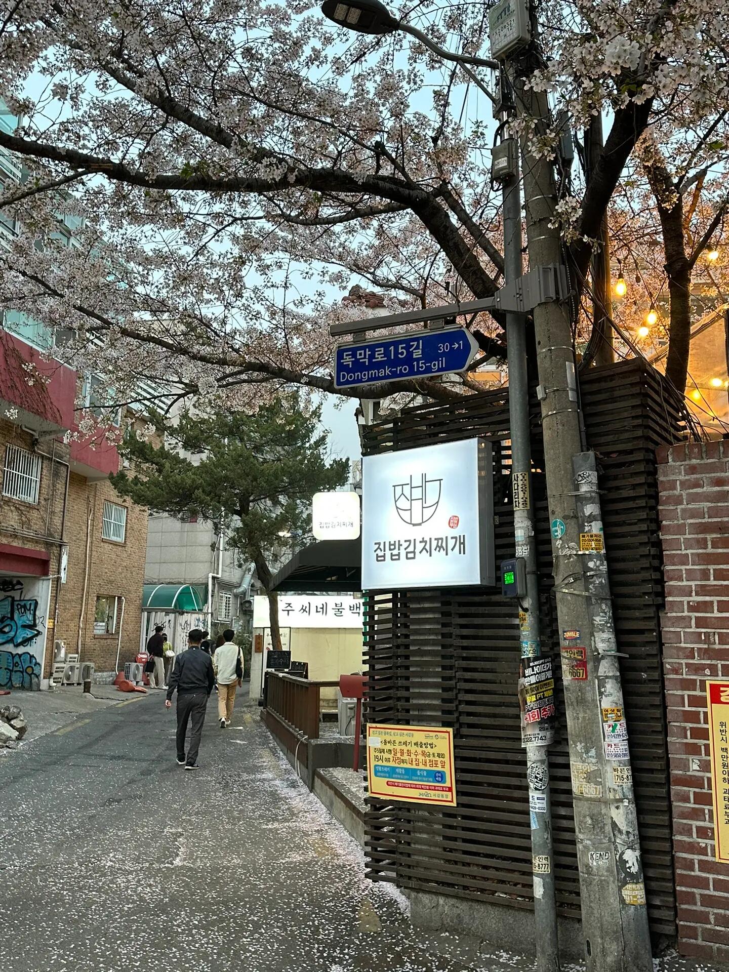 
                        自由行????｜一個人在首爾的第二天??攻略up一個人玩的也非常開心哈哈，韓文一竅不通，英文也一般般，但第一次來韓國，沒想到第二天就已經完全適應。1??關于交通??去便利店買一張Tmoney卡，卡本身3000韓元，我充值了2w，不夠的話隨時可以再充。導航用的naver和google map，個人感覺google map還是挺好用的，可以看清大致方向，但是naver更精準！有時候我還會看一下kakaomap。??坐公交車??就是上車刷一下Tmoney卡，要下車按一下座位鈴，然后下車再刷一下Tmoney卡就???。??坐地鐵感覺更簡單，不需要安檢，但是要分清楚方向，基本都有中文名，分清方向后刷Tmoney卡進去，出來再刷一下就可以了，真的很方便。??出租車就是直接路邊攔車，只要注意不要攔黑色的車（更貴）就可，如果攔不到車，只能問一下當地的人幫忙打車軟件叫一下（我研究了一下打車軟件基本都要韓國電話卡，但我還是沒有，我只有在要搬行李的時候打車，其余都是坐公交或者地鐵，真的真的真的很方便！）我是叫酒店前臺幫我打的車，記住車牌號，然后上車再支付！！！2??關于支付??我沒有visa卡，基本都是刷的銀聯卡。??購物基本都可以刷銀聯卡，然后在輸入密碼就可以成功支付（我買衣服還有美妝都是用的銀聯卡，買吃的喝的店鋪有些會有碼放著！你可以支付寶或者微信掃碼支付！！！）??出租車??好像也可以刷銀聯卡，但是有些司機好像不會用（我這個就是），所以建議還是多換點現金??，我是直接用現金支付的，現金很方便（我在國內只換了15w韓幣，感覺還是可以多換點，后面幾天可能不夠，就在當地換，建議也帶點人民幣現金，我看有人說可以去首爾換錢所換韓幣，但換錢所好像只接受現金，??支付寶微信卡，但我還是沒有。??問題不大3??關于預約??很雞肋的一點，想做美甲????必須提前預約，但我問了基本都是要一周至兩周了，我都不在了，但我還是找到了一家可以隔天去做的！??妝造也要預約，基本明星同款的都很貴，人民幣1-2k（感覺不值）所以我想隨機找一家做試試。??預約皮膚管理，??流水線工作室，我找了一家是院長面診的，還有中文服務！明天去，效果怎么樣看下期，而且這家提早兩三天就可以約上，看別人評價感覺還不錯。??淺更這些，還有什么問題歡迎留言，總之一切都很順利哈哈哈（其他問題放下期）#首爾旅行 #自由行 #韓國攻略 #韓國旅游 #韓國交通 #韓國支付 #韓國預約