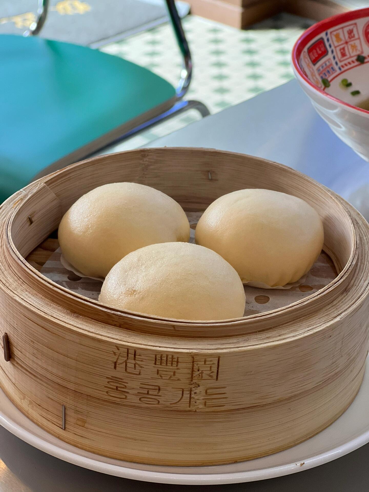 
                        釜山探店記：廣東人心中的點心天堂??最近忙著考資格證，好久沒出來探店了，今天終于來到了一家讓人懷念的點心店[喝奶茶R]！雖然不是百分百還原，但這家店的還原度至少有80%，相當不錯了！??店名：????（港豐園）??地址：?? ???? ???? 206-1 1???首先要說的是這家店的干蒸和奶黃包，真的是童年茶樓的味道，全部手工制作，一嘗就知道是貨真價實?。ǔ壨扑]?。┩扑]指數：????????????接下來是紅米蝦腸和叉燒面，味道中規中矩，不算特別驚艷但也不會讓人失望。紅米蝦腸的餡稍微有點淡，需要多蘸點醬油??。叉燒面的湯底沒有用干魚熬制，感覺少了那么點靈魂，可能是為了適應韓國人的口味做的調整。推薦指數：??????????最后聊聊蝦餃，味道清淡，雖然不難吃，但和我記憶中的味道略有不同，可能是因為廣東的蝦餃實在太美味了??推薦指數：??????今天的探店就到這里，下次再分享新的發現！??!!!#韓國 #韓國生活 #釜山 #釜山旅行 #探店 #探探網紅店 #筆記靈感 #好吃的粵菜 #廣東人 #廣東人的早茶