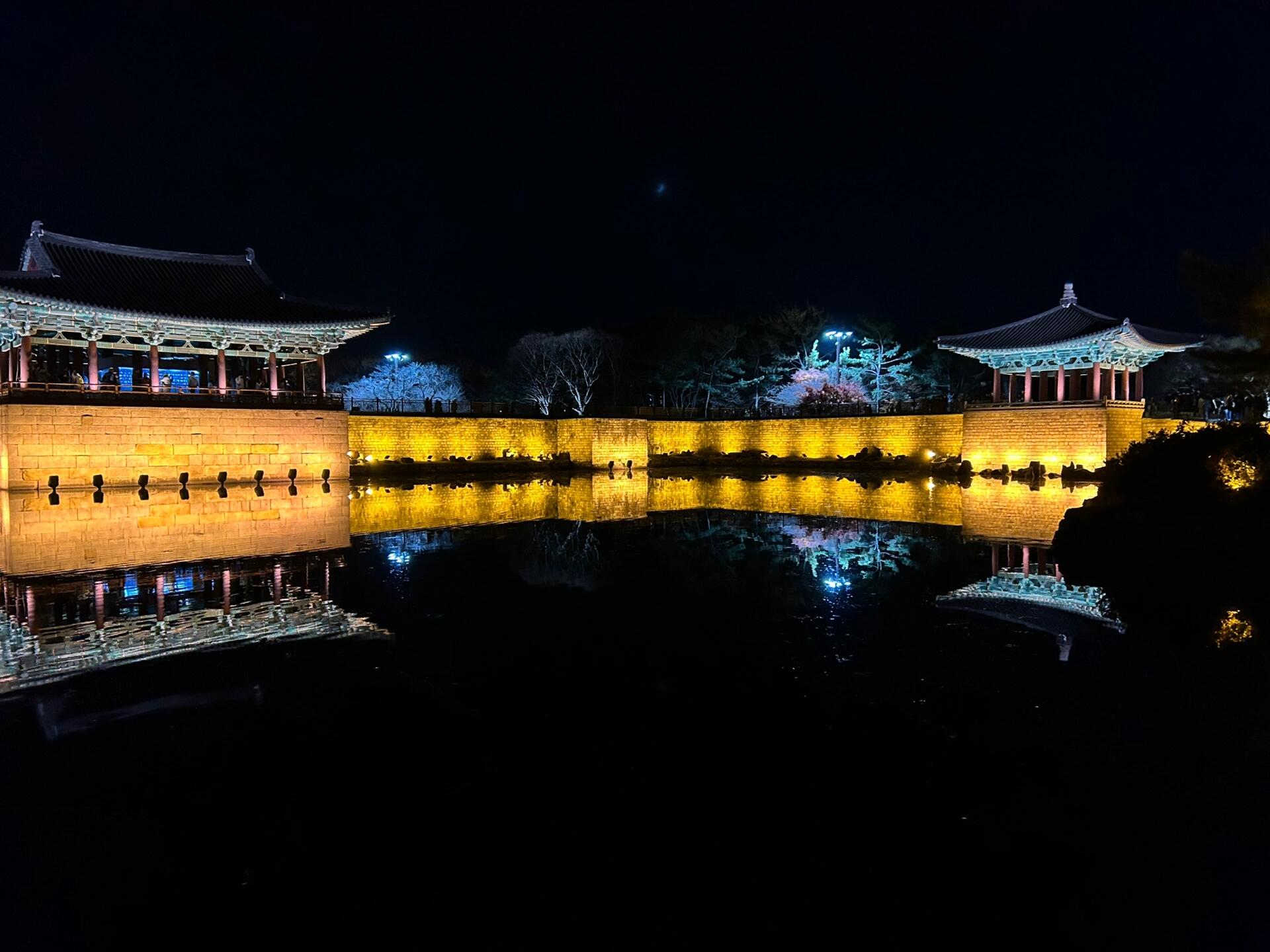 
                        韓國旅游踩雷地-慶州之前聽外國朋友推薦去慶州，早早就把它加入了旅行計劃，結果有點小失望??。其實如果沒去過全州的朋友可以考慮去慶州，但我覺得全州去過后就沒必要再去慶州了。慶州的門票真的貴，佛國寺一個人要6000韓元，里面也沒什么特別的，塔和韓屋看來看去都差不多。唯一能說的就是市區的夜景還不錯??。而且住宿也貴，韓國人去慶州都在吃一種舊硬幣蛋糕，里面有芝士夾心，感覺很商業化。個人覺得去全州就夠了，那邊也可以體驗韓屋住宿??。#韓國旅行 #慶州 #全州 #佛國寺 #韓屋體驗