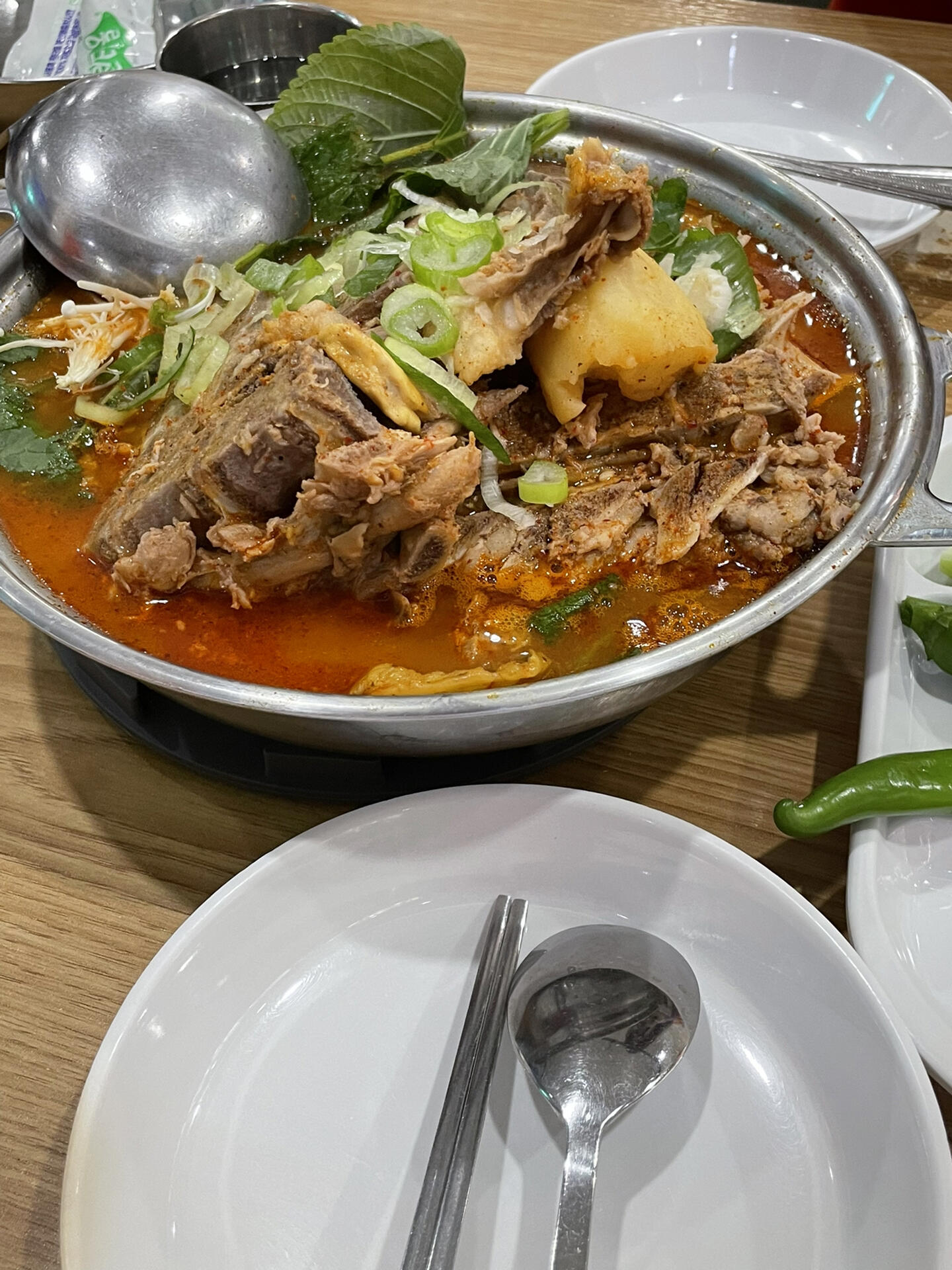 
                        ???? 圣水 必吃土豆脊骨湯飯???? ??? ???? 45?? ???????? 24小時營業和朋友兩個人點了??27000的小份土豆脊骨湯，一邊煮一邊吃。土豆??燉得軟爛入味，里面有五大塊脊骨，豬脊骨也燉得特別爛，肉用筷子一挑就下來了，直接上嘴啃，太太太好吃了！還送了小菜黃瓜??、辣椒和泡菜。湯也超級好喝，完全沒有白等十五分鐘。這家店是24小時營業的哦～而且店里的服務員會說中文，點單也很方便～任何時候想吃都可以吃到。冬天吃上一碗暖和的土豆脊骨湯飯，太幸福了！#正是冬日沸騰時 #筆記靈感 #韓國 #美食探店 #圣水洞 #冬天 #脊骨土豆湯