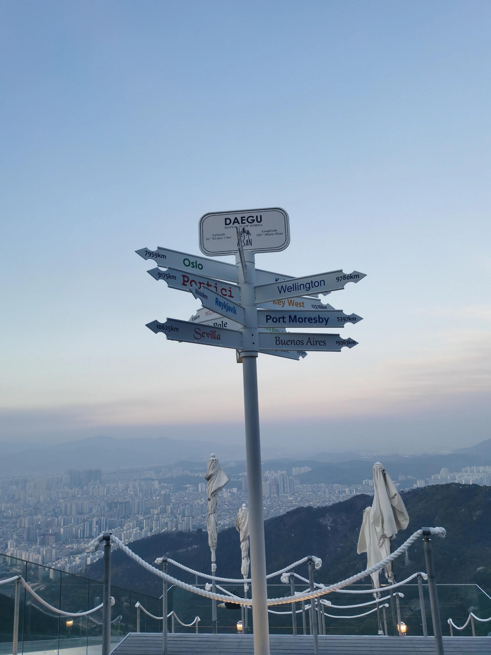 
                        Apsan Park 玩耍攻略1. 坐車到前山公園事務所下車，小路往回走15分鐘找到買票大廳，纜車往返一人12000韓元，坐纜車上展望臺 ??。2. 天還沒黑的話可以先看個夕陽 ??，看完夕陽拍完一組照片，可以吃個面 ??，在展望臺附近有一家餐廳，價格也不貴。去得早的話，可以選個窗邊的位置，邊吃飯邊等夜幕慢慢降臨，看著城市的燈光漸漸亮起，效果十分震撼 ??。3. 吃完飯然后就可以去展望臺打卡拍照啦 ??，拍幾張與這個城市的絕美合照。不過最好的相機還是人眼，瘋狂將都市夜景盡收眼底 ?~ #前山展望臺 #大邱旅游 #夜景都市大邱