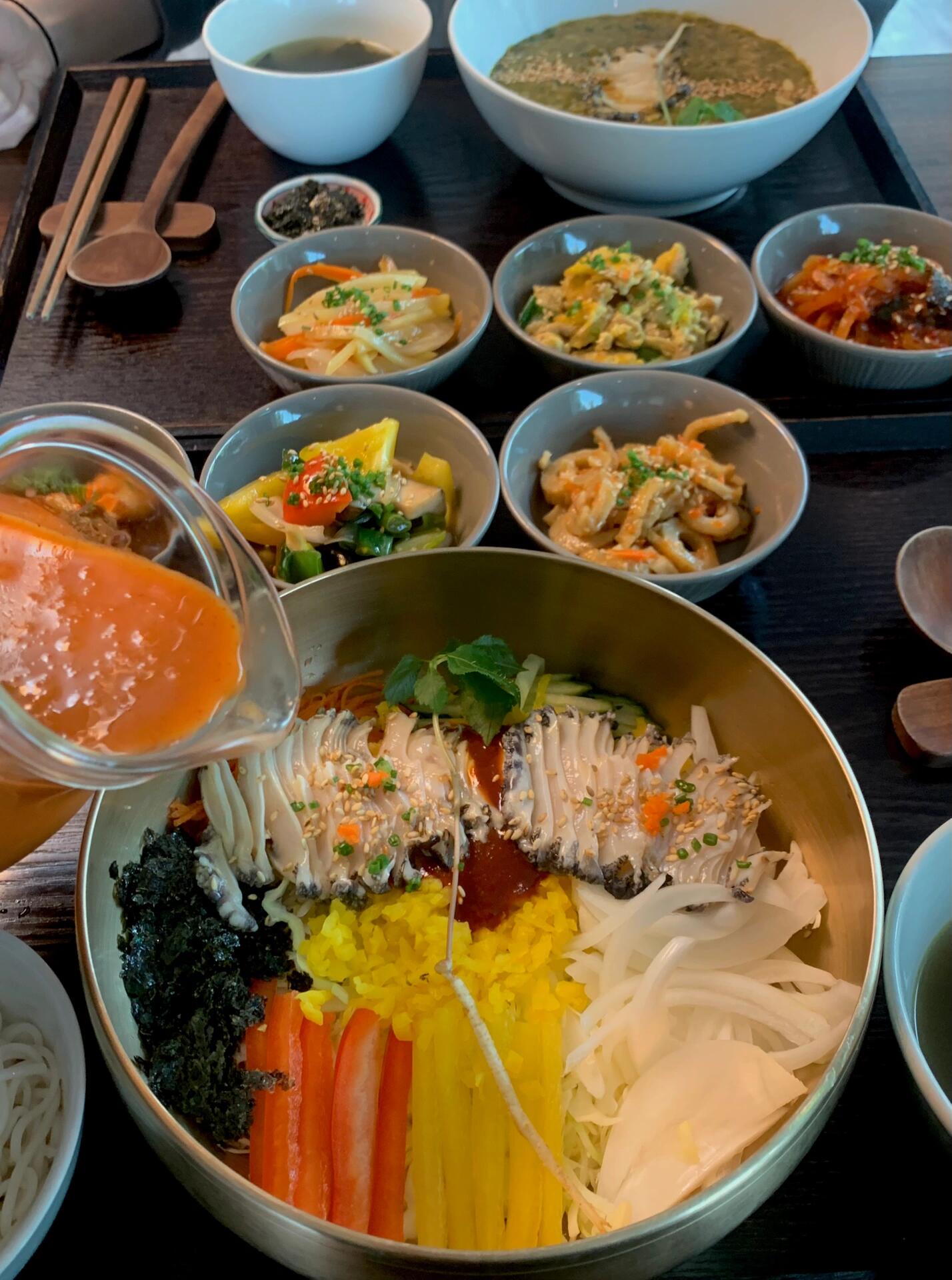 
                        濟州島｜三天胖六斤的美食之旅??圖2-4，是牛島上一家超有名的豬排店，名字叫onoff。雖然具體味道有點記不清了，但真的超級好吃，甚至想回家復刻！各種醬汁搭配，還有那個芝士，簡直絕了！一定要去試試哦！???????????????876?????圖5，牛島的花生冰淇淋和花生拿鐵咖啡店，Blanc Roswe。雖然口味有點偏甜，但還是蠻好吃的，值得一試！???? ??? ??? ??? 712-1??圖6，超有名的布丁店umu！真的超級好吃！原味的最好吃，巧克力味的有點苦，原味的入口即化，口感完全不同！強烈推薦！??umu：?? ??? ???8? 40-1??圖7，西歸浦的每日偶來市場。鰲蝦雖然很便宜，但味道一般，特別是蘸了辣醬后，完全吃不出海鮮的鮮味，不推薦。不過其他食物都很好吃！特別是蒜香黃油吐司，老板娘非常熱情，會詳細介紹怎么吃，真的巨好吃！一定要去試試！??每日偶來市場：?? ??????圖8-11，西歸浦的一家鮑魚店，地圖上顯示叫茶道。我點了鮑魚粥和涼拌鮑魚。鮑魚粥超級好吃，涼拌鮑魚脆脆的，酸酸的很開胃，但吃到后面有點太酸了，面比較少，菜絲多。不過配菜都非常好吃！強烈推薦鮑魚粥！??茶道：?? ???? ???? 866-29#探店 #攻略 #旅游 #濟州島 #濟州島美食 #甜點 #牛島 #西歸浦 #濟州島西歸浦市