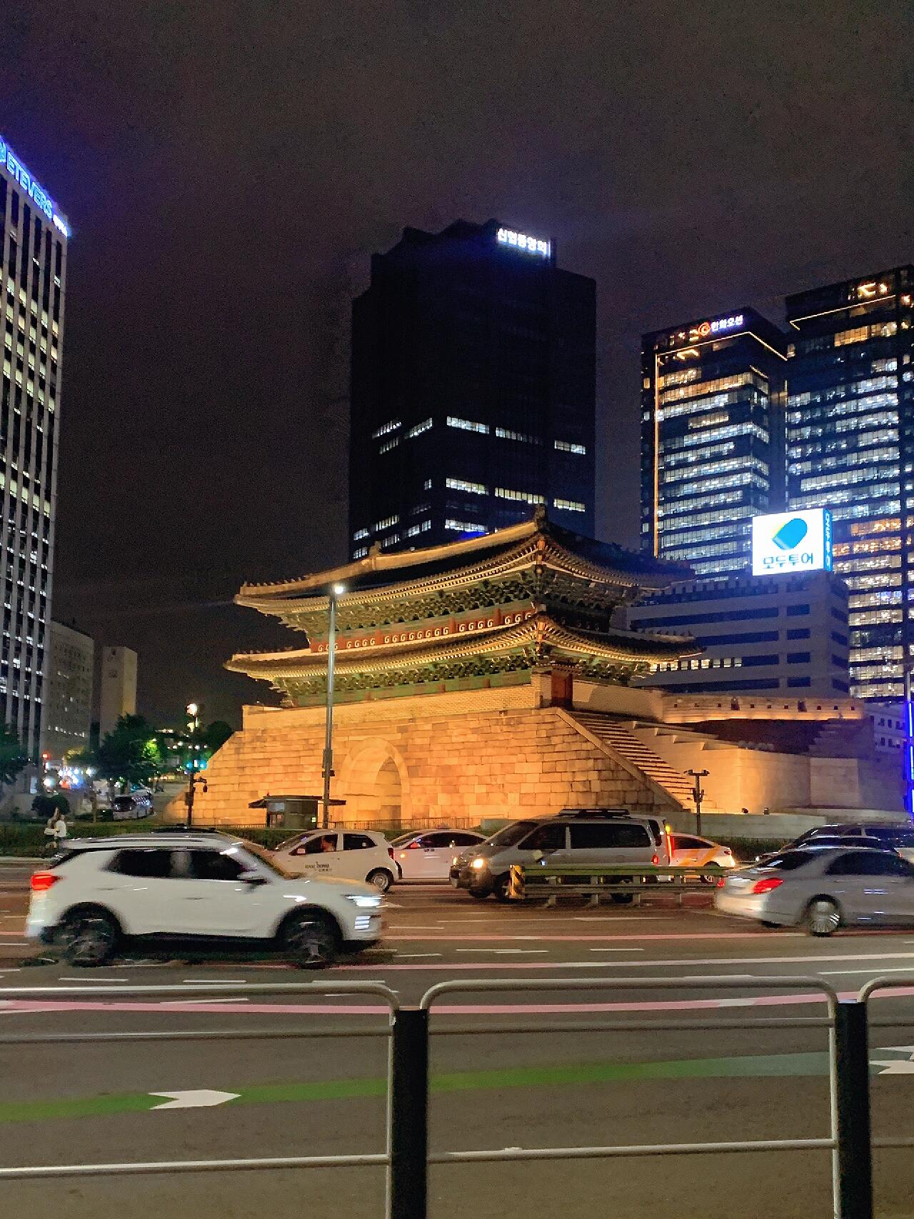 
                        ????英國留學生 絲滑免簽入境韓國一路上會遇到兩個檢查點哦～第一個是在英國領取登機牌的地方，建議早點到。記住！一定不要說去韓國旅游，而是說去中國順便去韓國轉機。提前準備好政策的紙質版給他們看，大部分海關可能不知道這個政策，可能會不讓你領登機牌。這時候就讓他們找領導過來，領導會打電話給移民署確認。大概五分鐘就能出結果，所以越早去越好。第二個是韓國的海關。近期這樣入境的人很多，他們已經很熟悉了，所以不會問太多。準備好回中國的機票給他們檢查。隨便問兩句就放人了，大概一分鐘左右。相關政策網頁可以Google搜索：visa free entry for transfer passengers korea#韓國旅游 ???? #韓國入境 #韓國轉機免簽